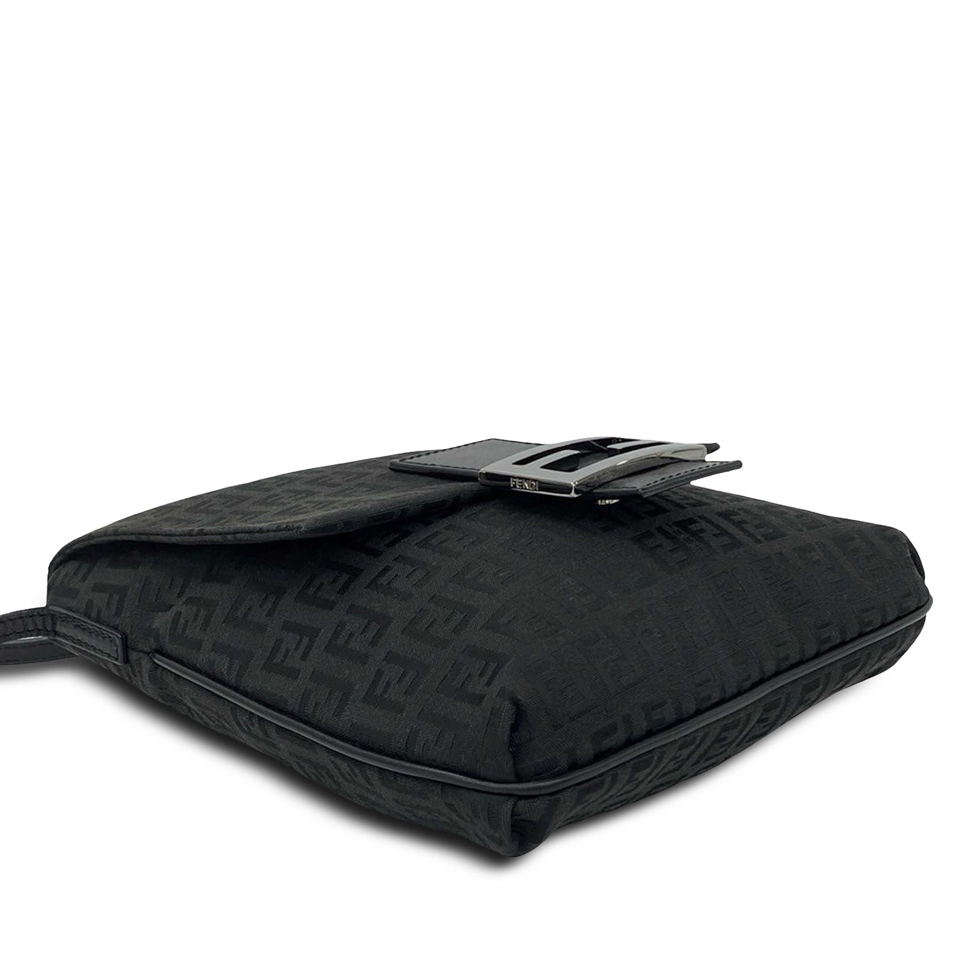Fendi Zucchino Canvas Crossbody, från Luxclusif, i färgen svart. Klicka för att öppna bilden i stort format