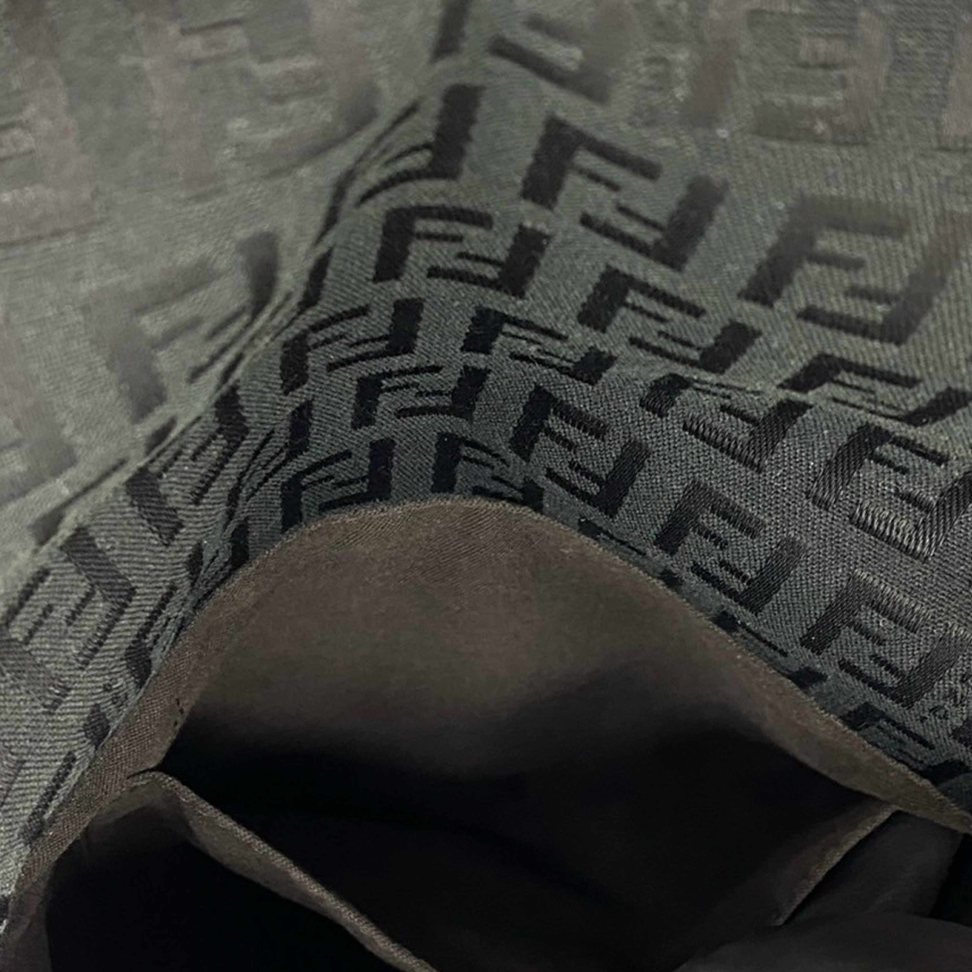 Fendi Zucchino Canvas Crossbody, från Luxclusif, i färgen black. Klicka för att öppna bilden i stort format