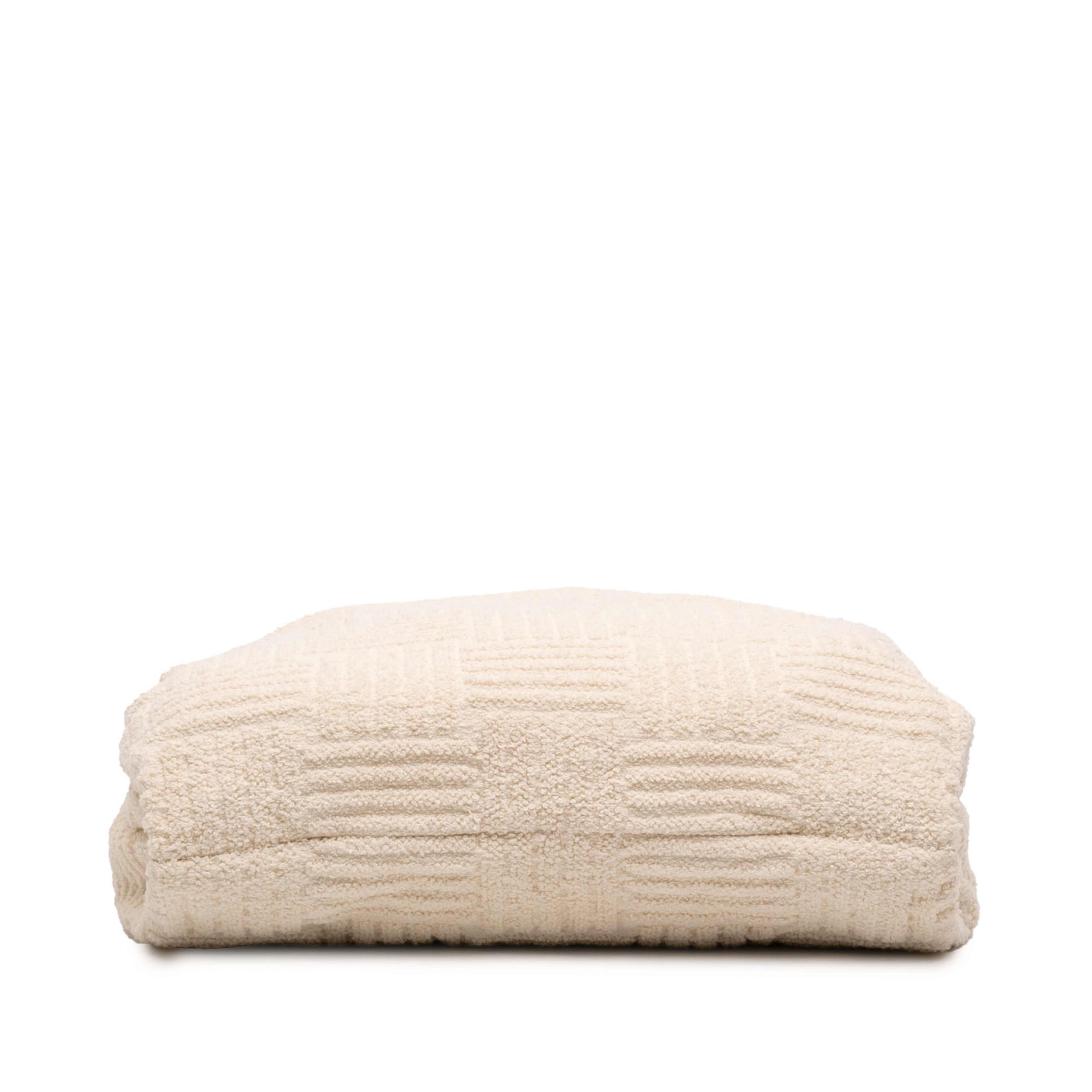 Bottega Veneta Terry Cloth Shopping Tote, från Luxclusif, i färgen vit. Klicka för att öppna bilden i stort format