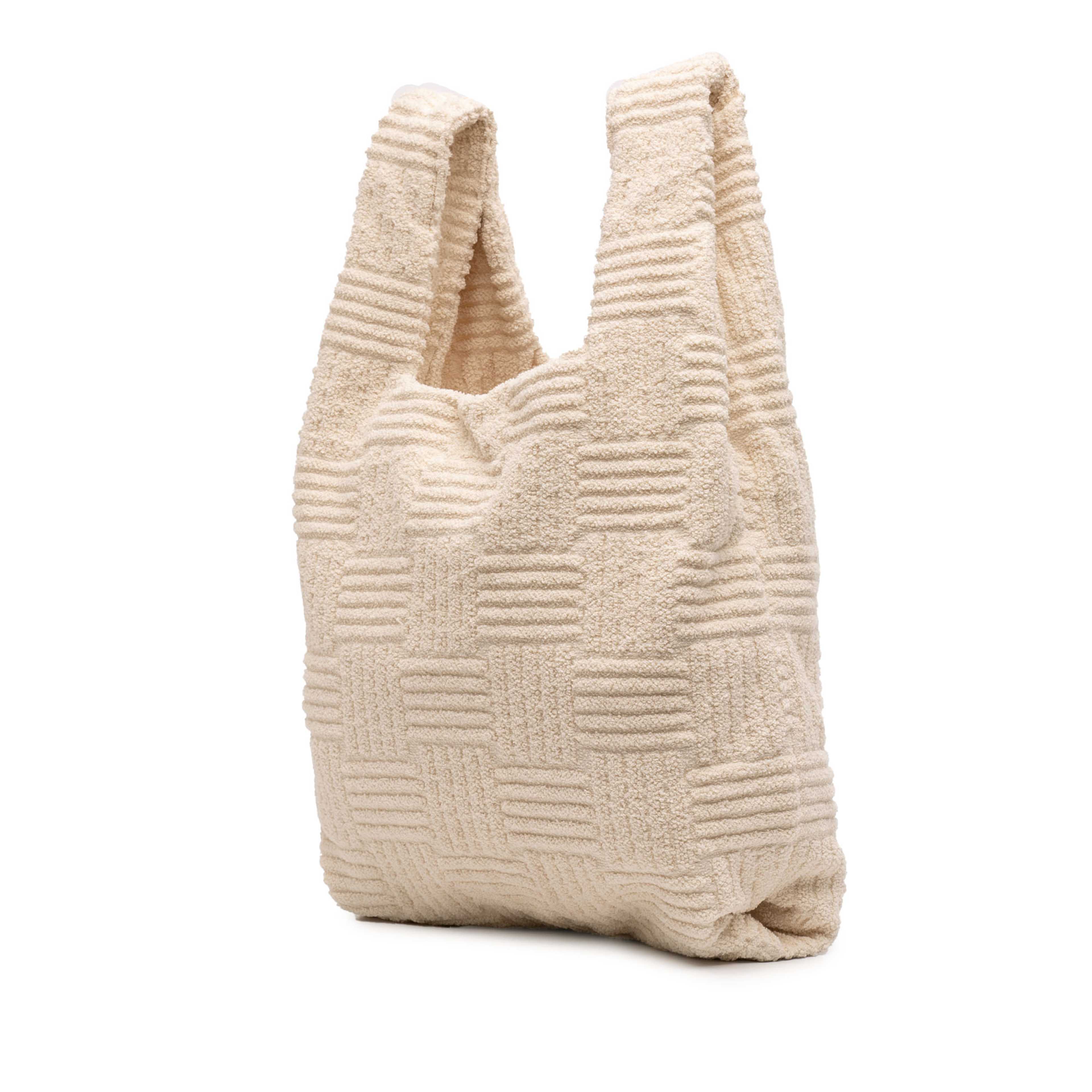 Bottega Veneta Terry Cloth Shopping Tote, från Luxclusif, i färgen vit. Klicka för att öppna bilden i stort format