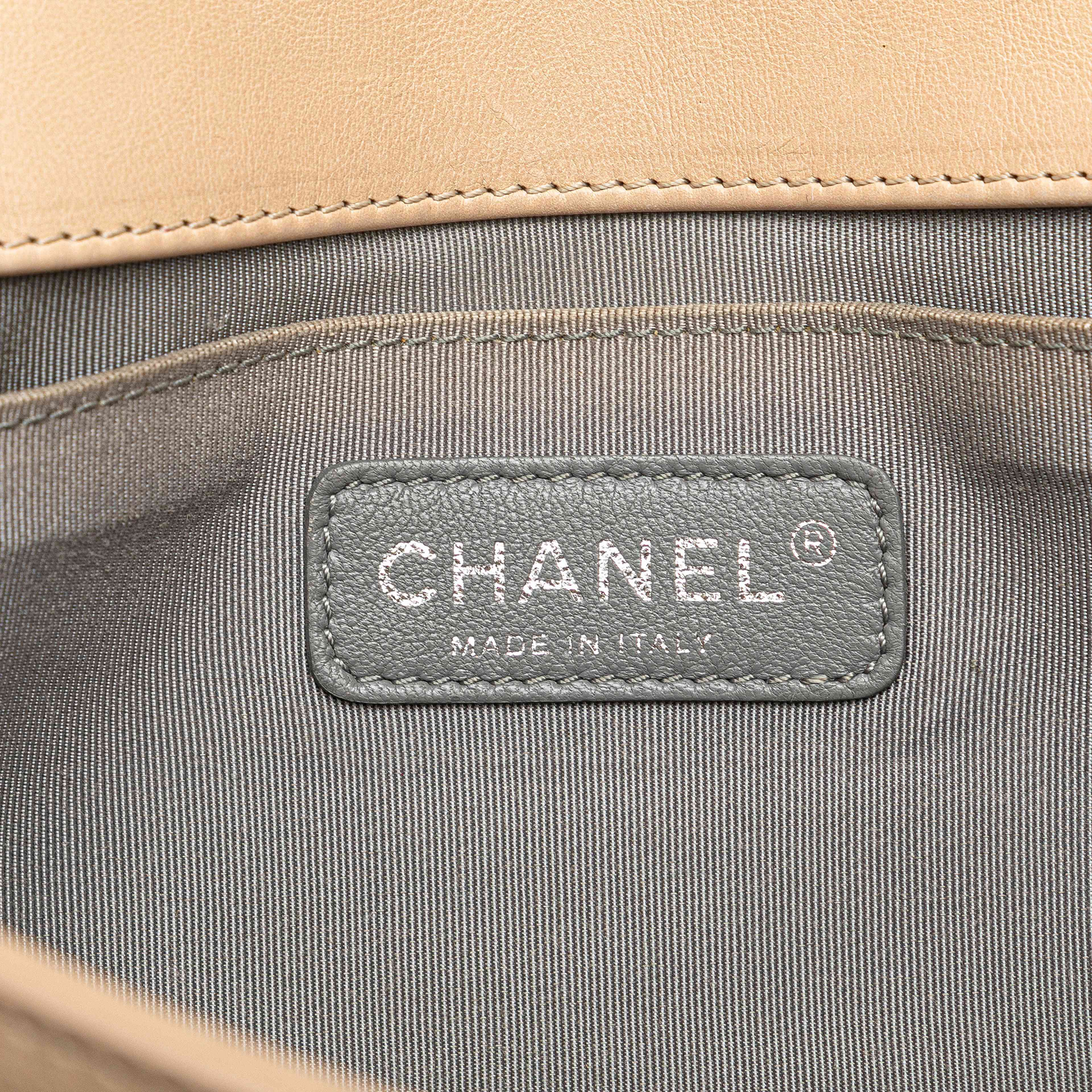 Chanel Old Medium Aged Calfskin Double Stitch Boy Flap, från Luxclusif, i färgen beige. Klicka för att öppna bilden i stort format