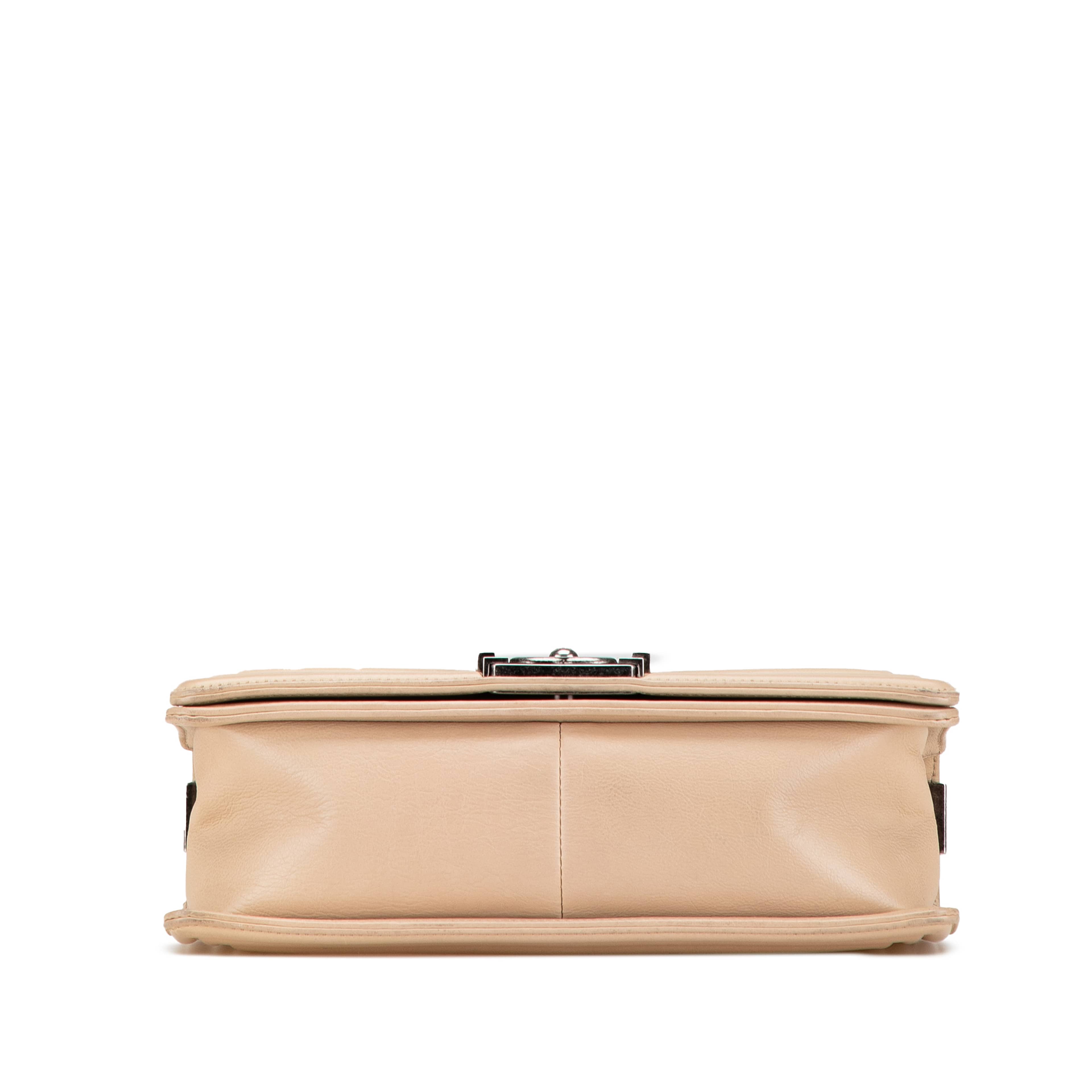 Chanel Old Medium Aged Calfskin Double Stitch Boy Flap, från Luxclusif, i färgen beige. Klicka för att öppna bilden i stort format