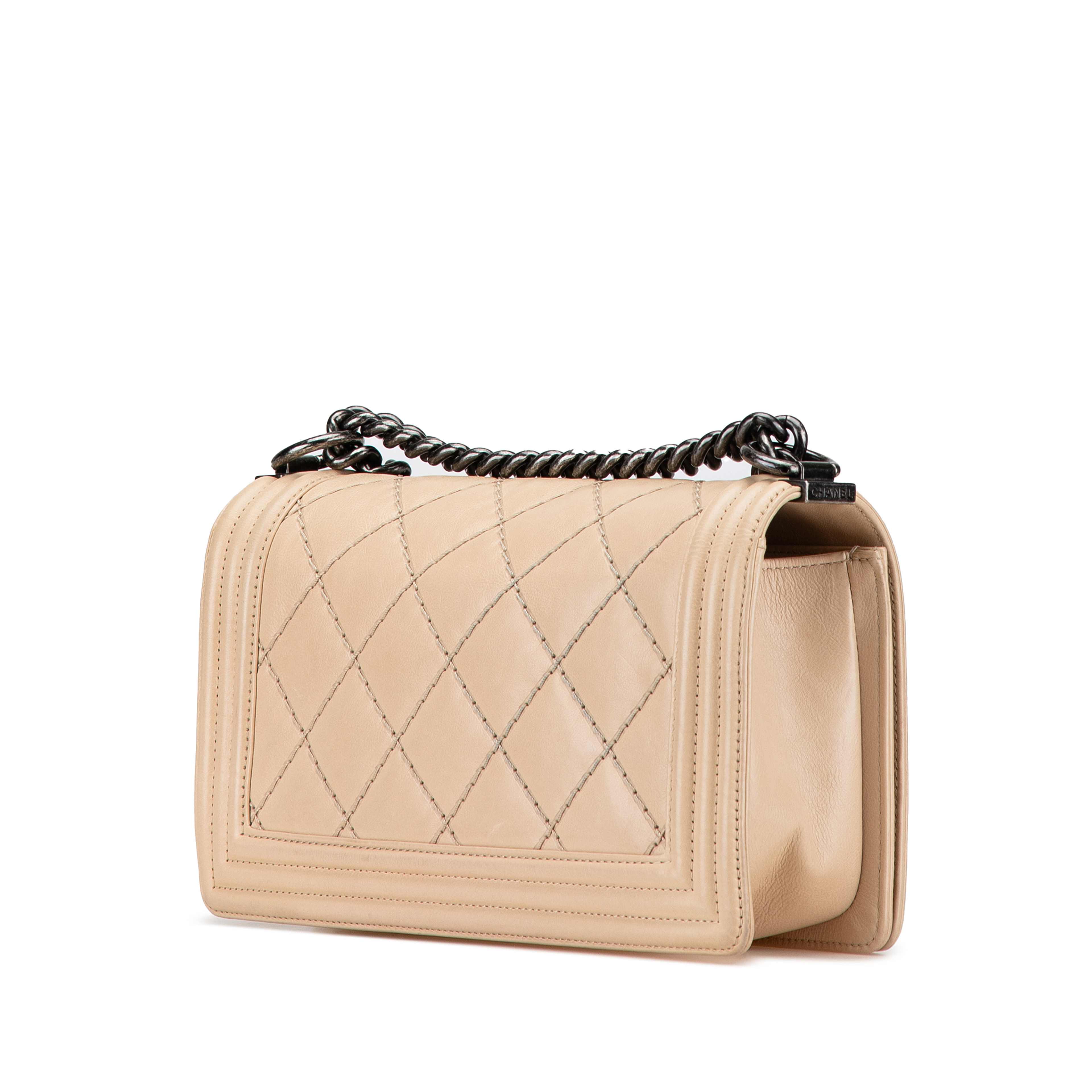 Chanel Old Medium Aged Calfskin Double Stitch Boy Flap, från Luxclusif, i färgen beige. Klicka för att öppna bilden i stort format
