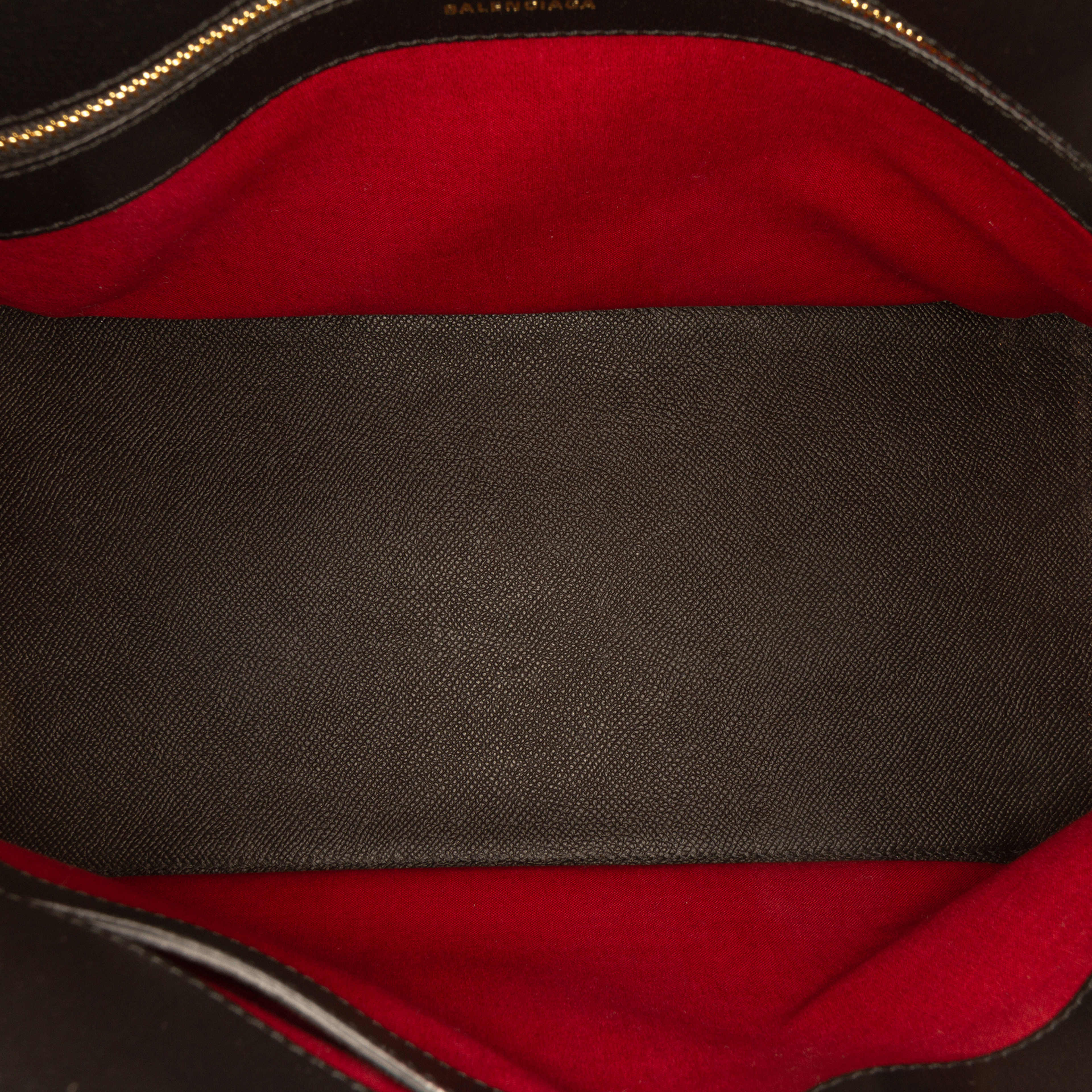 Balenciaga Grained Calfskin Ville Top Handle Bag M, från Luxclusif, i färgen black. Klicka för att öppna bilden i stort format