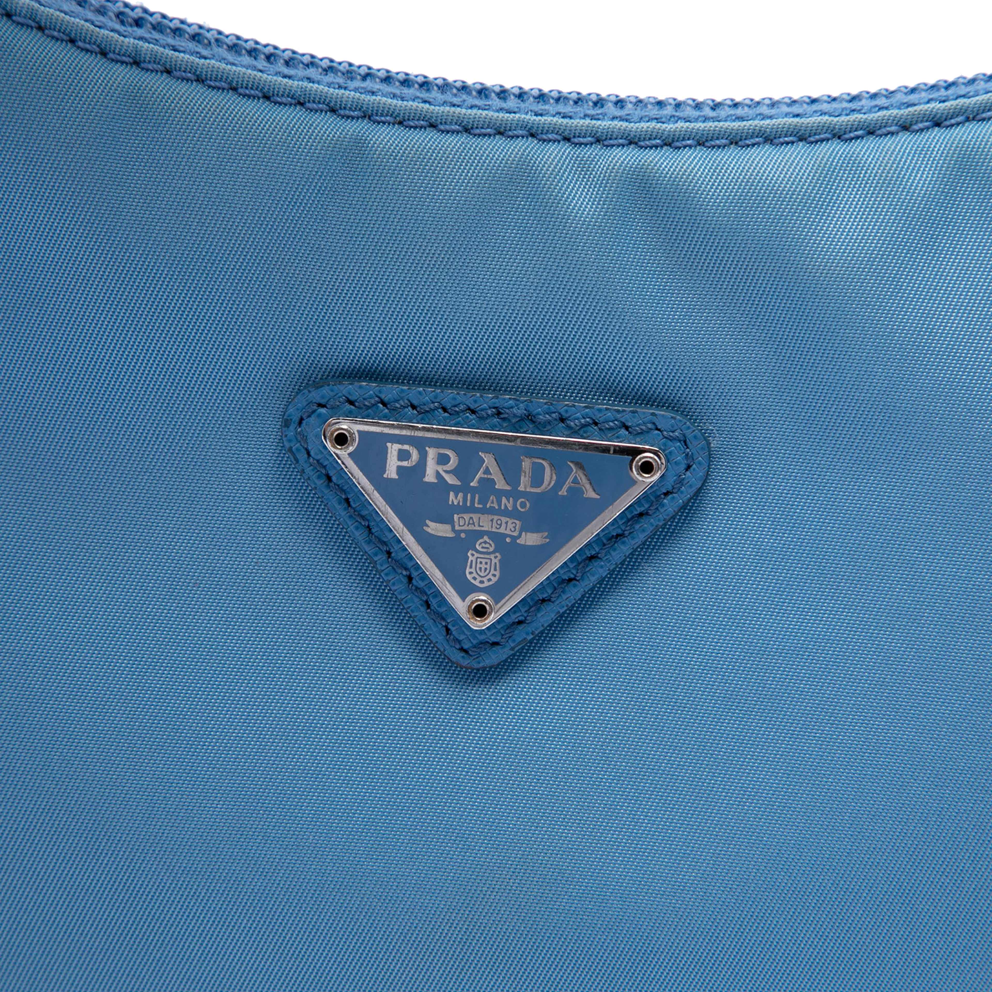 Prada Mini Tessuto Re Edition 2000 Shoulder Bag, från Luxclusif, i färgen blå. Klicka för att öppna bilden i stort format