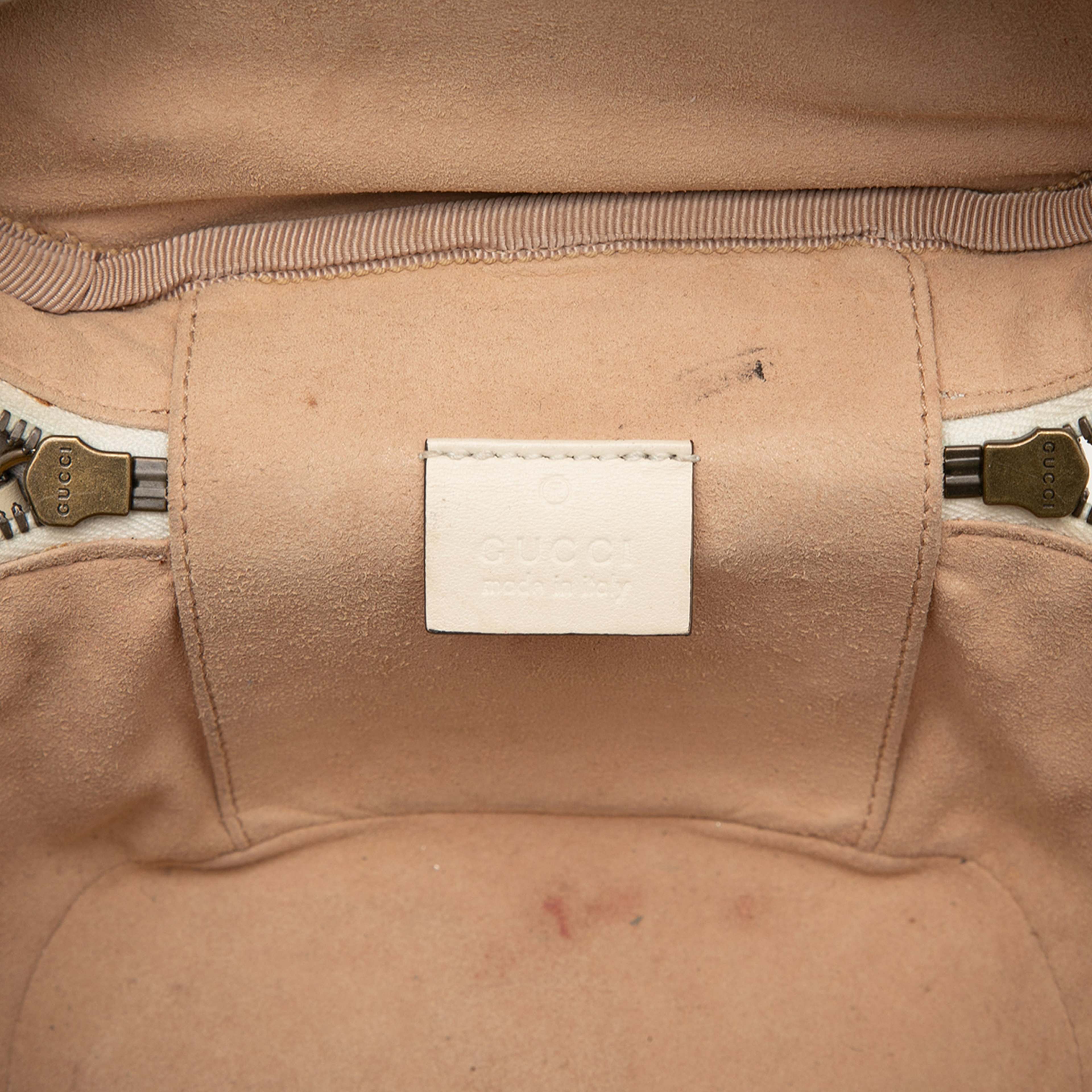 Gucci Mini Gg Marmont Matelasse Leather Round Backpack, från Luxclusif, i färgen white. Klicka för att öppna bilden i stort format