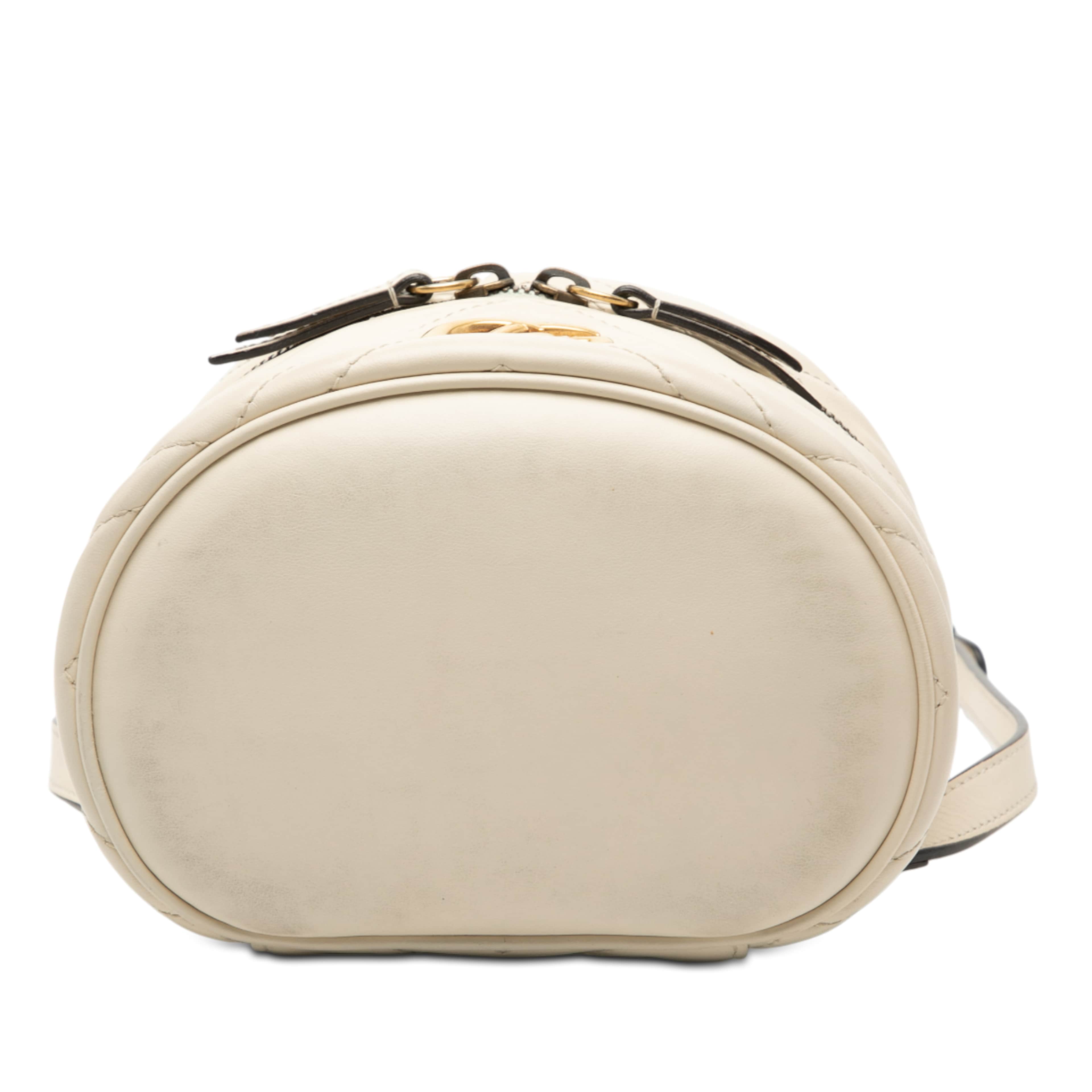 Gucci Mini Gg Marmont Matelasse Leather Round Backpack, från Luxclusif, i färgen white. Klicka för att öppna bilden i stort format