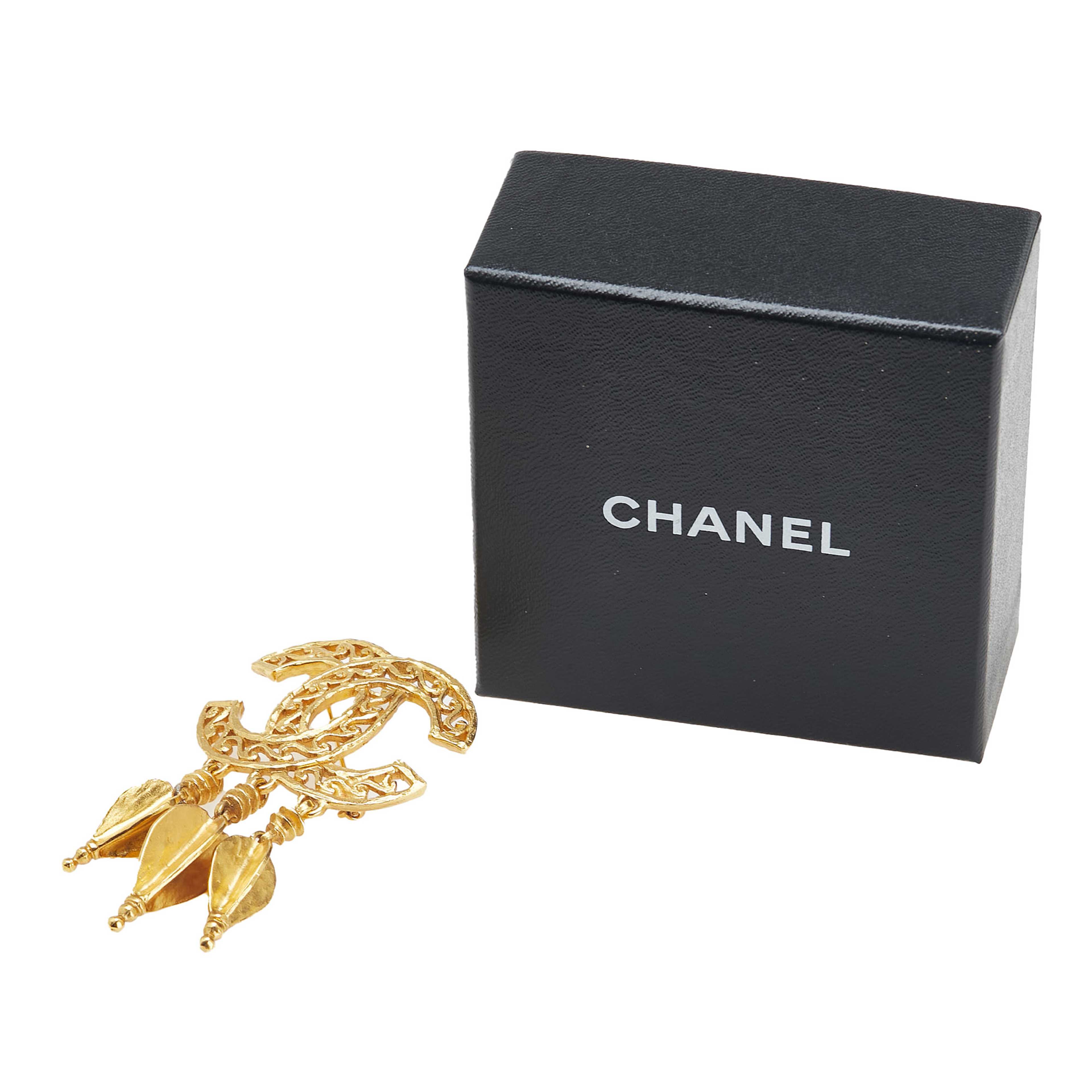 Chanel Cc Gold Plated Fretwork Fringe Brooch, från Luxclusif, i färgen gold. Klicka för att öppna bilden i stort format
