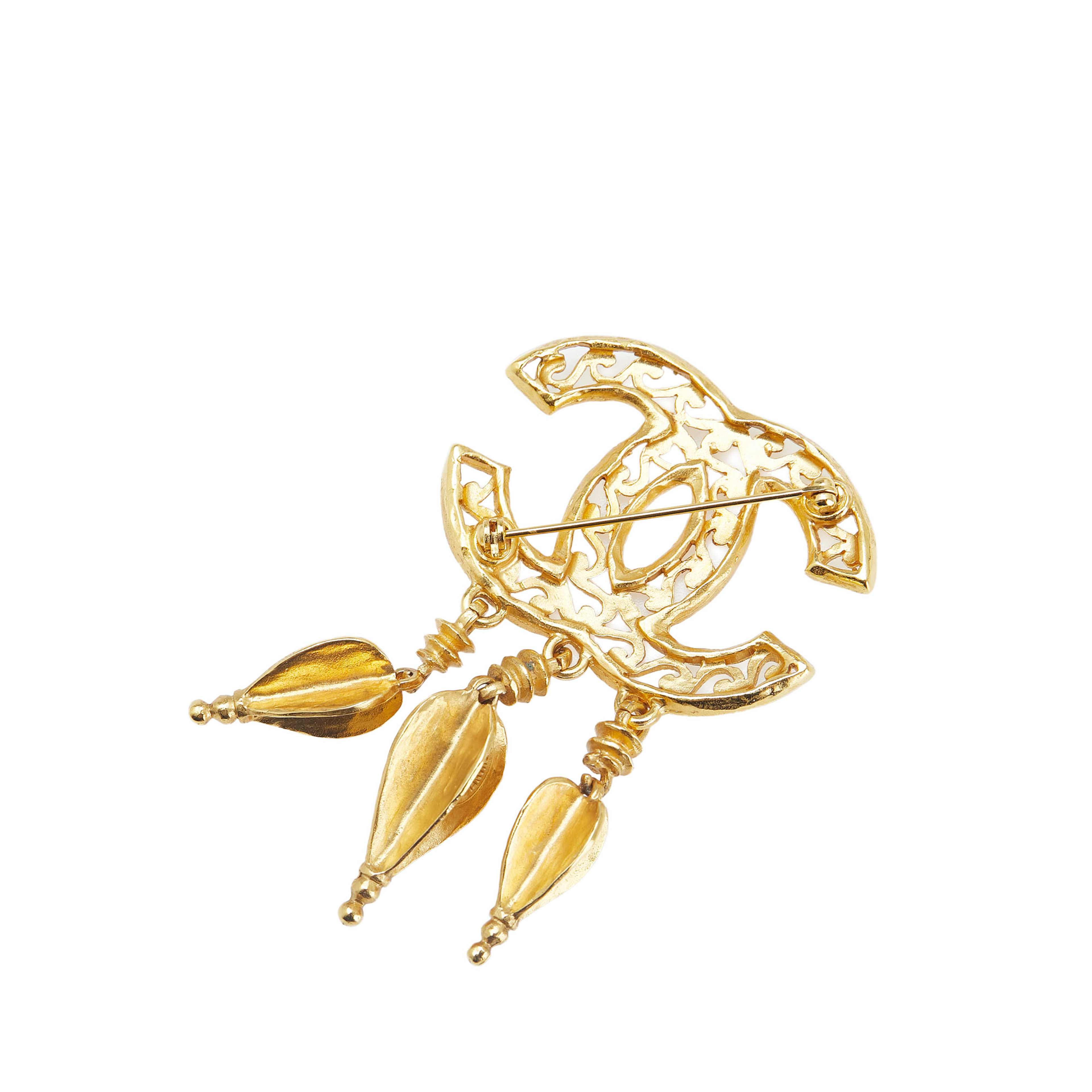 Chanel Cc Gold Plated Fretwork Fringe Brooch, från Luxclusif, i färgen gold. Klicka för att öppna bilden i stort format