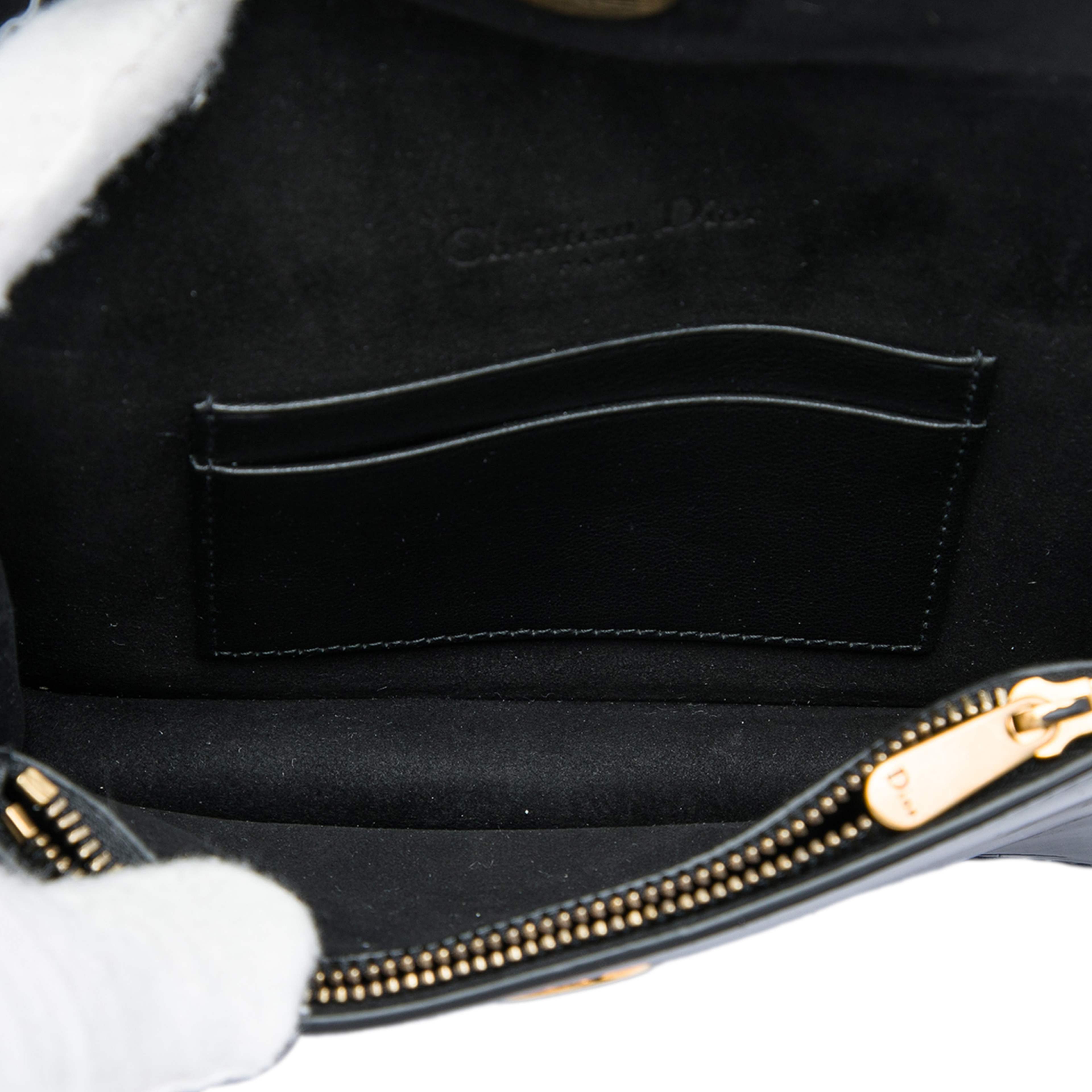 Dior Patent Saddle Belt Bag, från Luxclusif, i färgen svart. Klicka för att öppna bilden i stort format