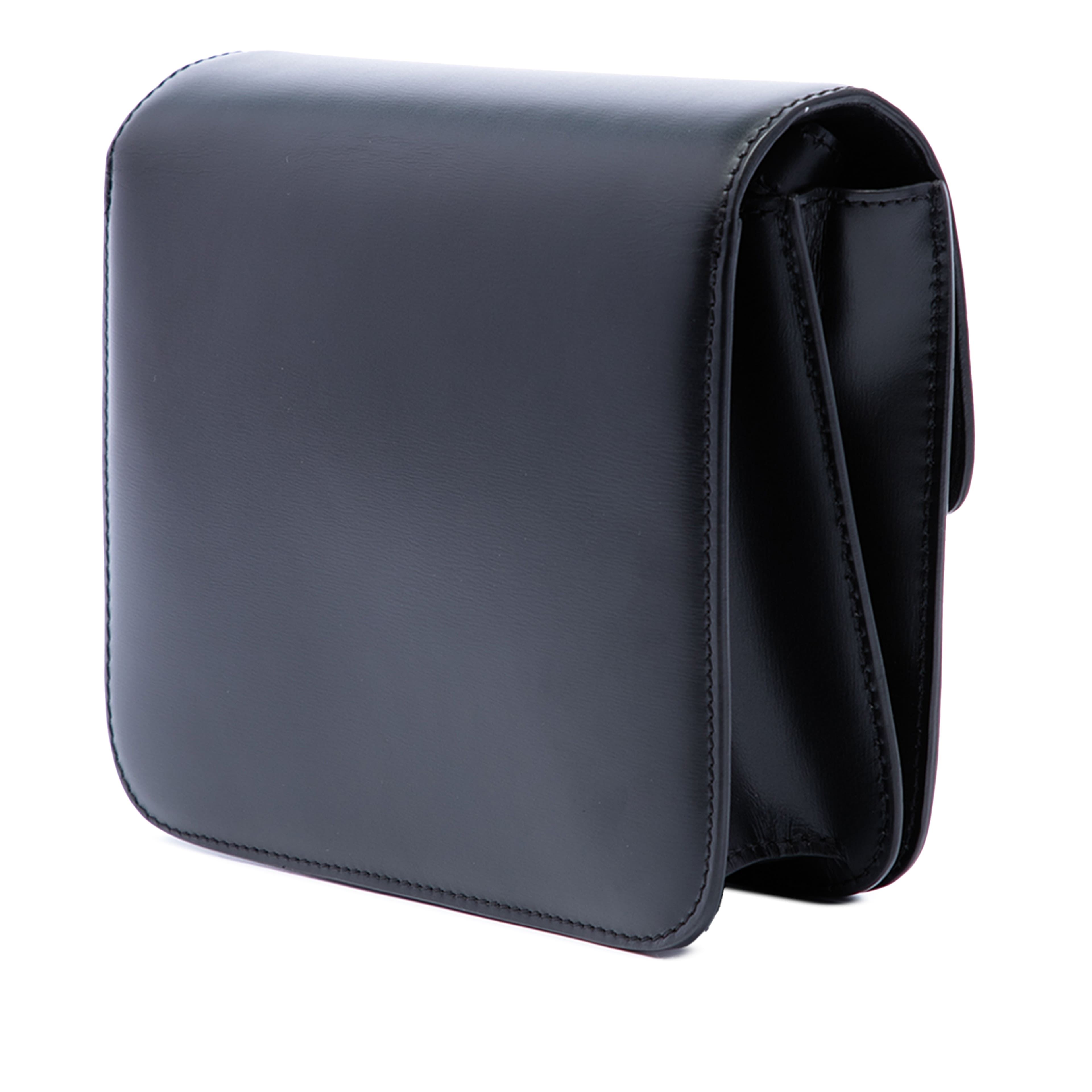 Celine Small Calfskin Classic Box, från Luxclusif, i färgen svart. Klicka för att öppna bilden i stort format
