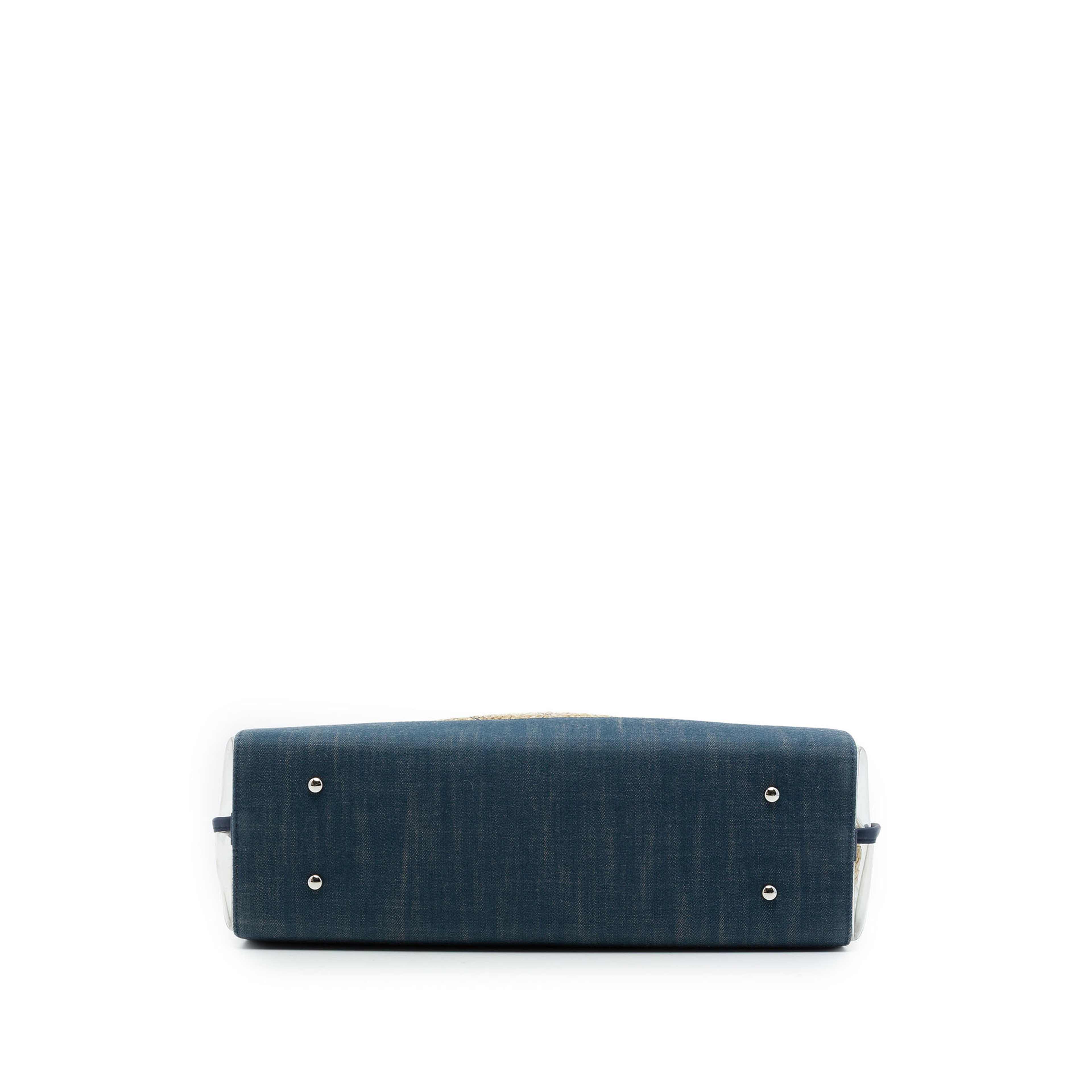 Chanel Pvc And Denim 31 Shopping Tote, från Luxclusif, i färgen blå. Klicka för att öppna bilden i stort format