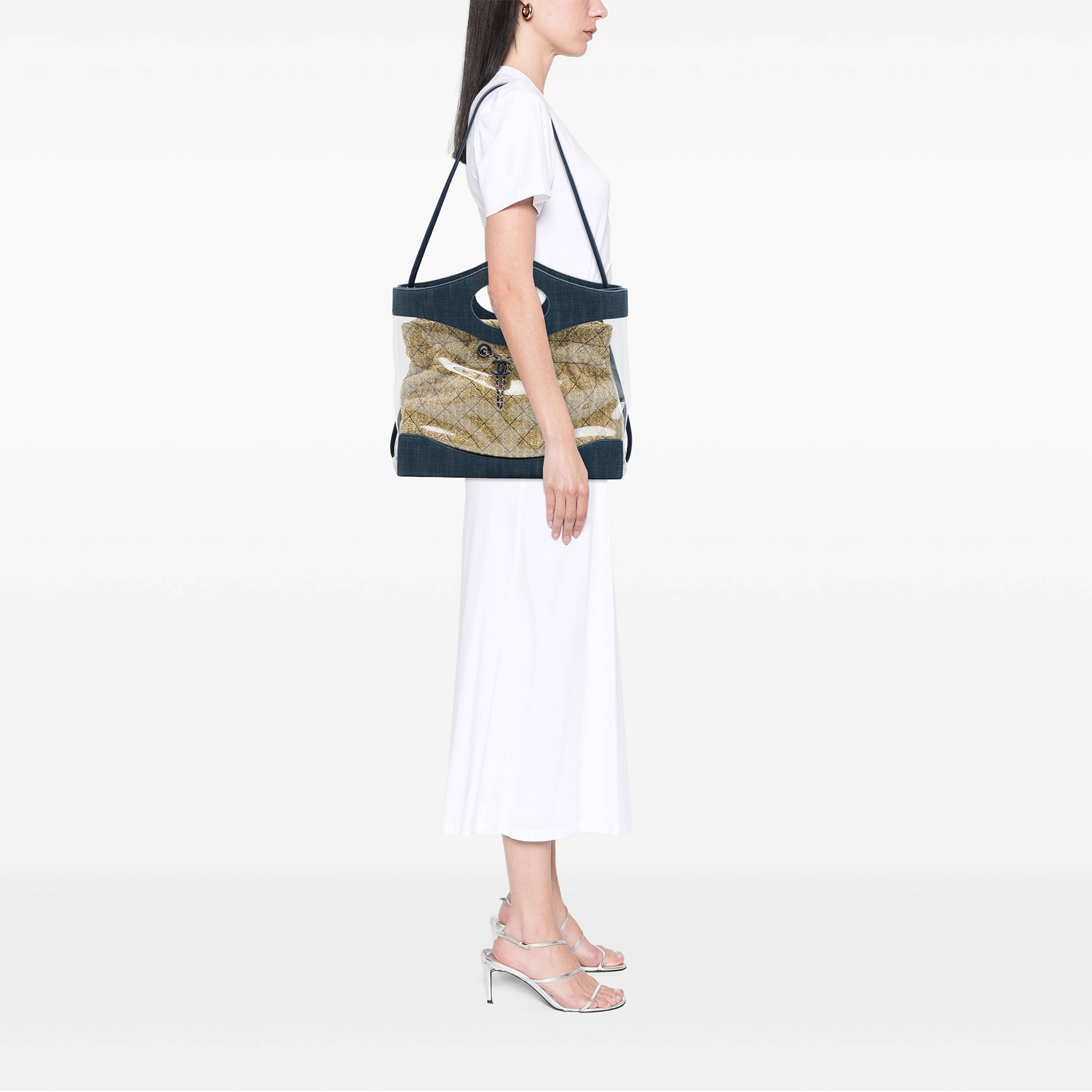 Chanel Pvc And Denim 31 Shopping Tote, från Luxclusif, i färgen blå. Klicka för att öppna bilden i stort format
