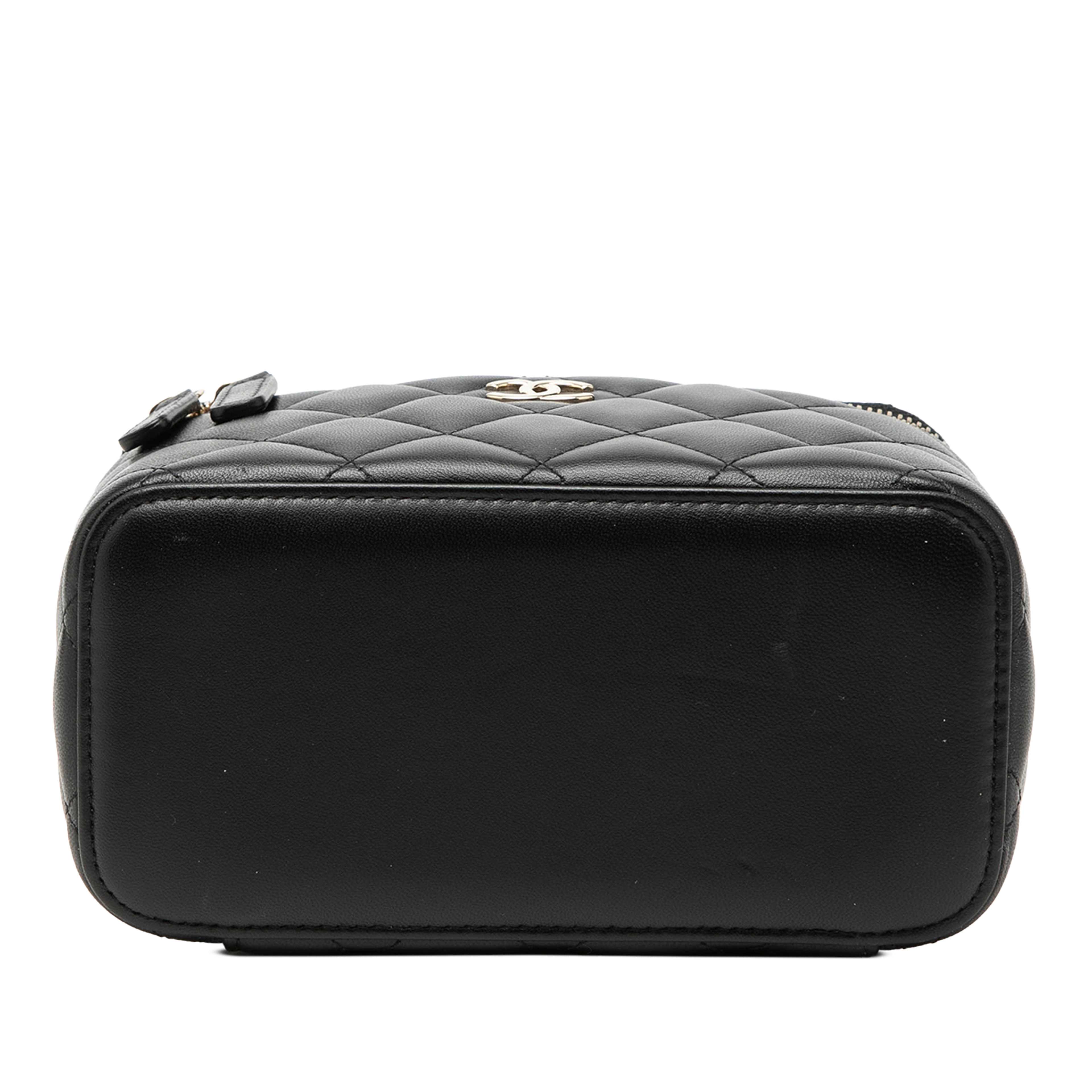 Chanel Small Lambskin Top Handle Vanity Case With Chain, från Luxclusif, i färgen black. Klicka för att öppna bilden i stort format