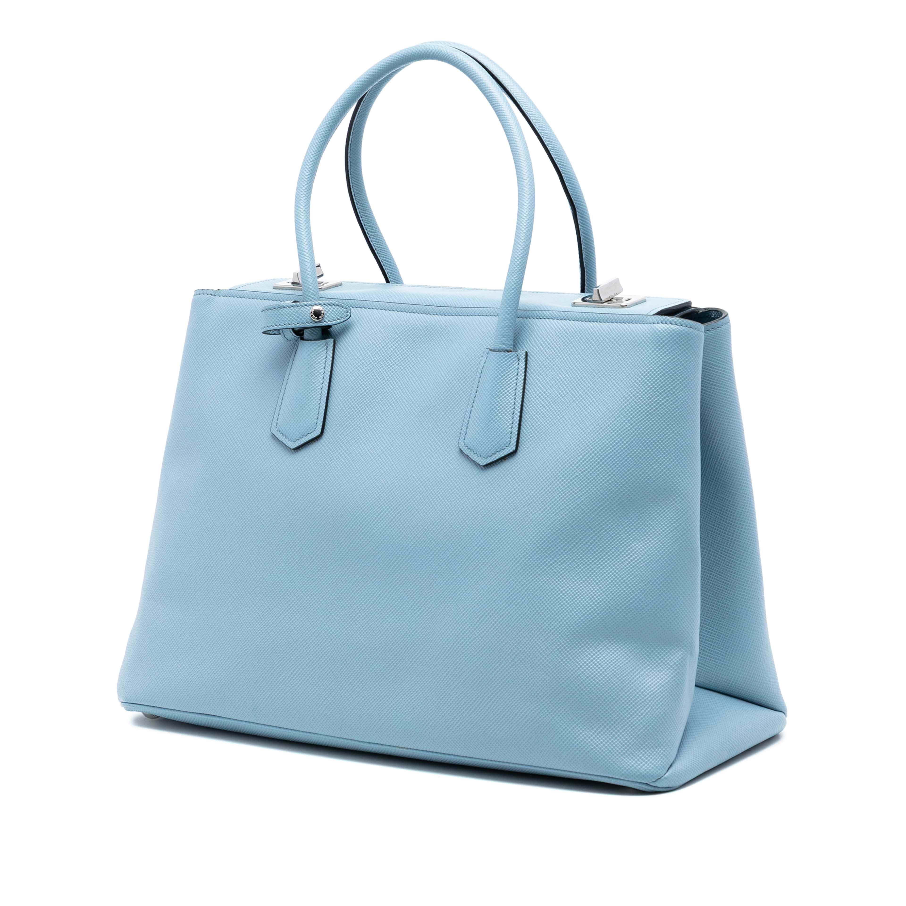 Prada Saffiano Cuir Turnlock Twin Satchel, från Luxclusif, i färgen light blue. Klicka för att öppna bilden i stort format