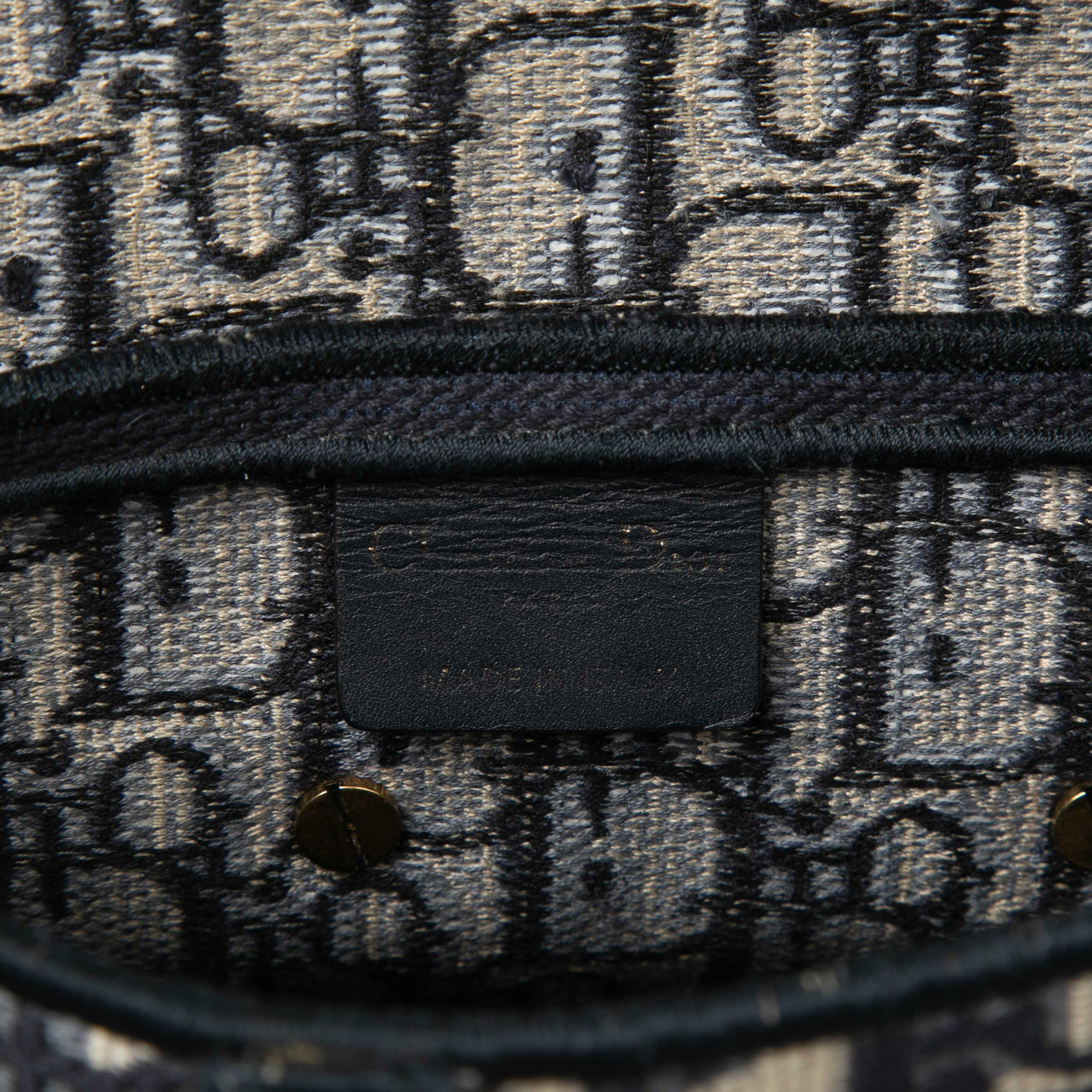 Dior Oblique Embroidered Canvas Saddle Bag, från Luxclusif, i färgen blue. Klicka för att öppna bilden i stort format