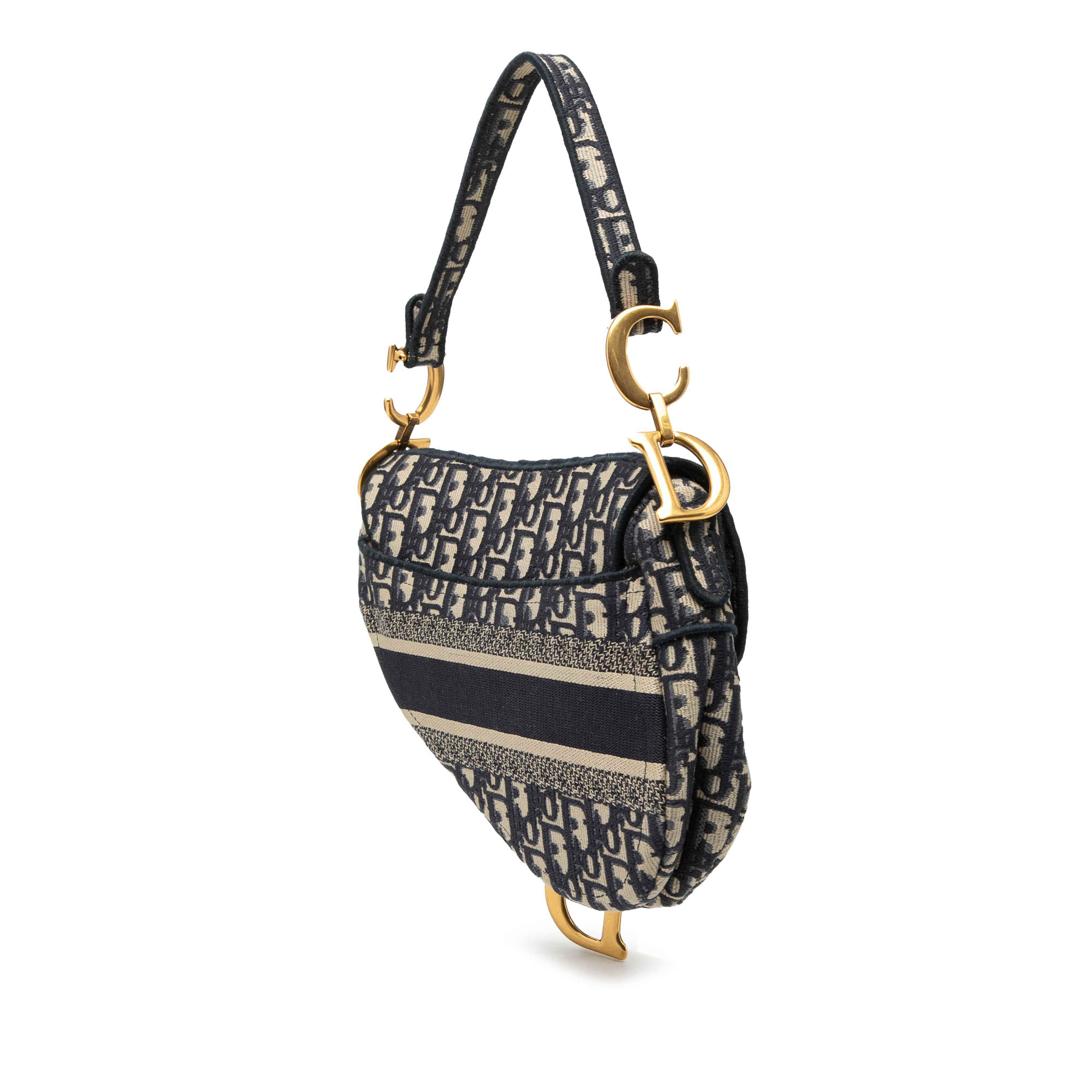 Dior Oblique Embroidered Canvas Saddle Bag, från Luxclusif, i färgen blue. Klicka för att öppna bilden i stort format