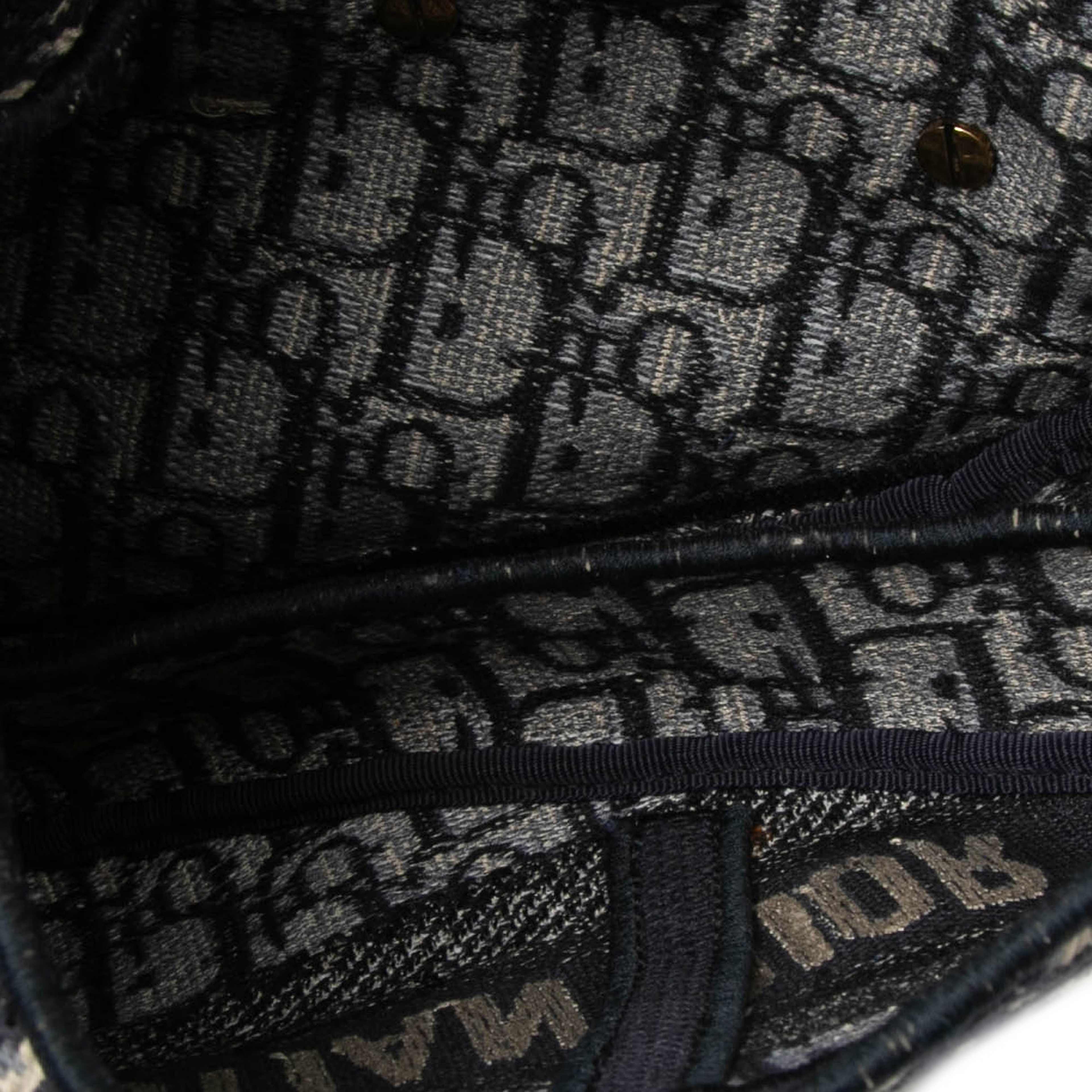 Dior Oblique Embroidered Canvas Saddle Bag, från Luxclusif, i färgen blue. Klicka för att öppna bilden i stort format