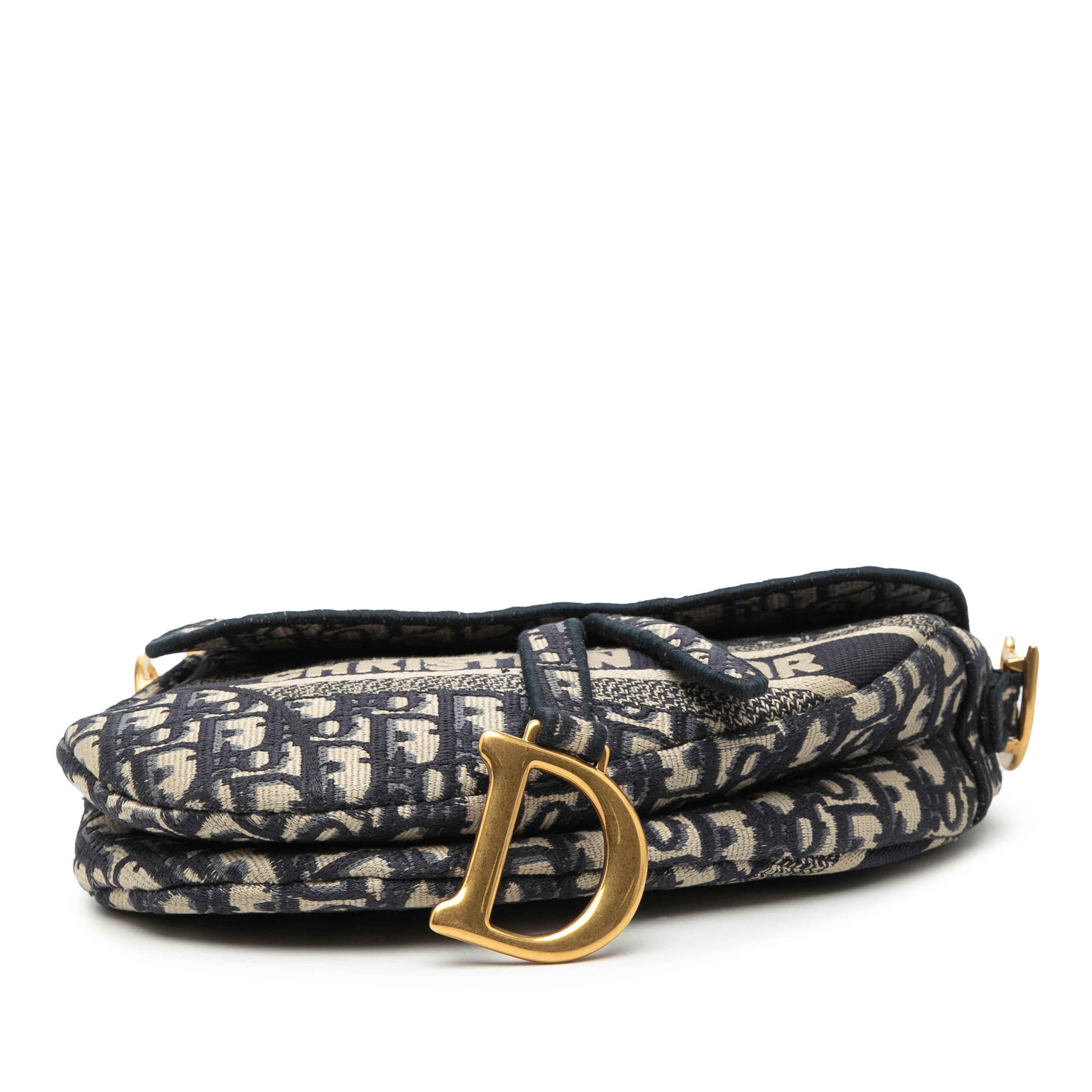 Dior Oblique Embroidered Canvas Saddle Bag, från Luxclusif, i färgen blå. Klicka för att öppna bilden i stort format