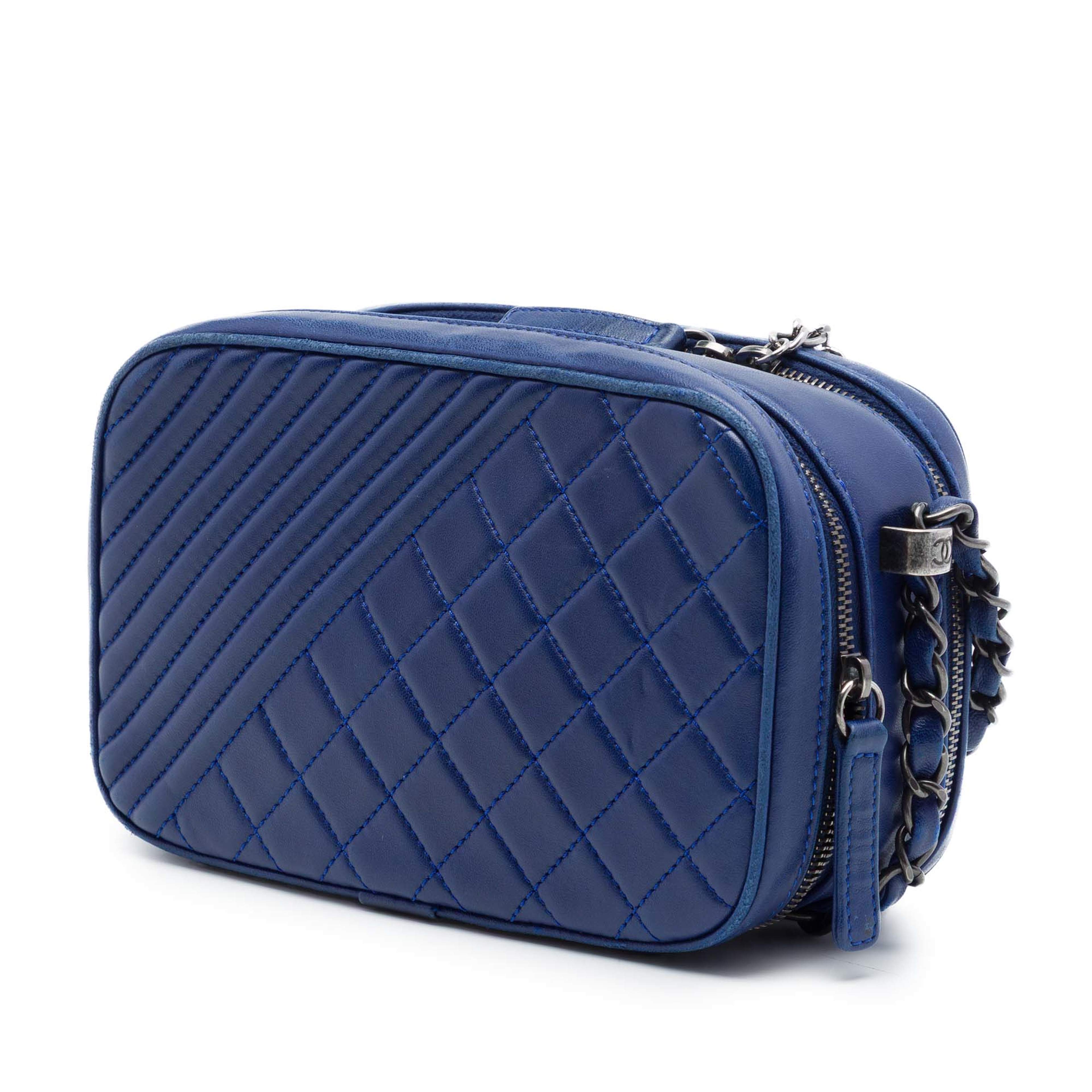 Chanel Small Quilted Lambskin Coco Boy Camera Bag, från Luxclusif, i färgen blå. Klicka för att öppna bilden i stort format