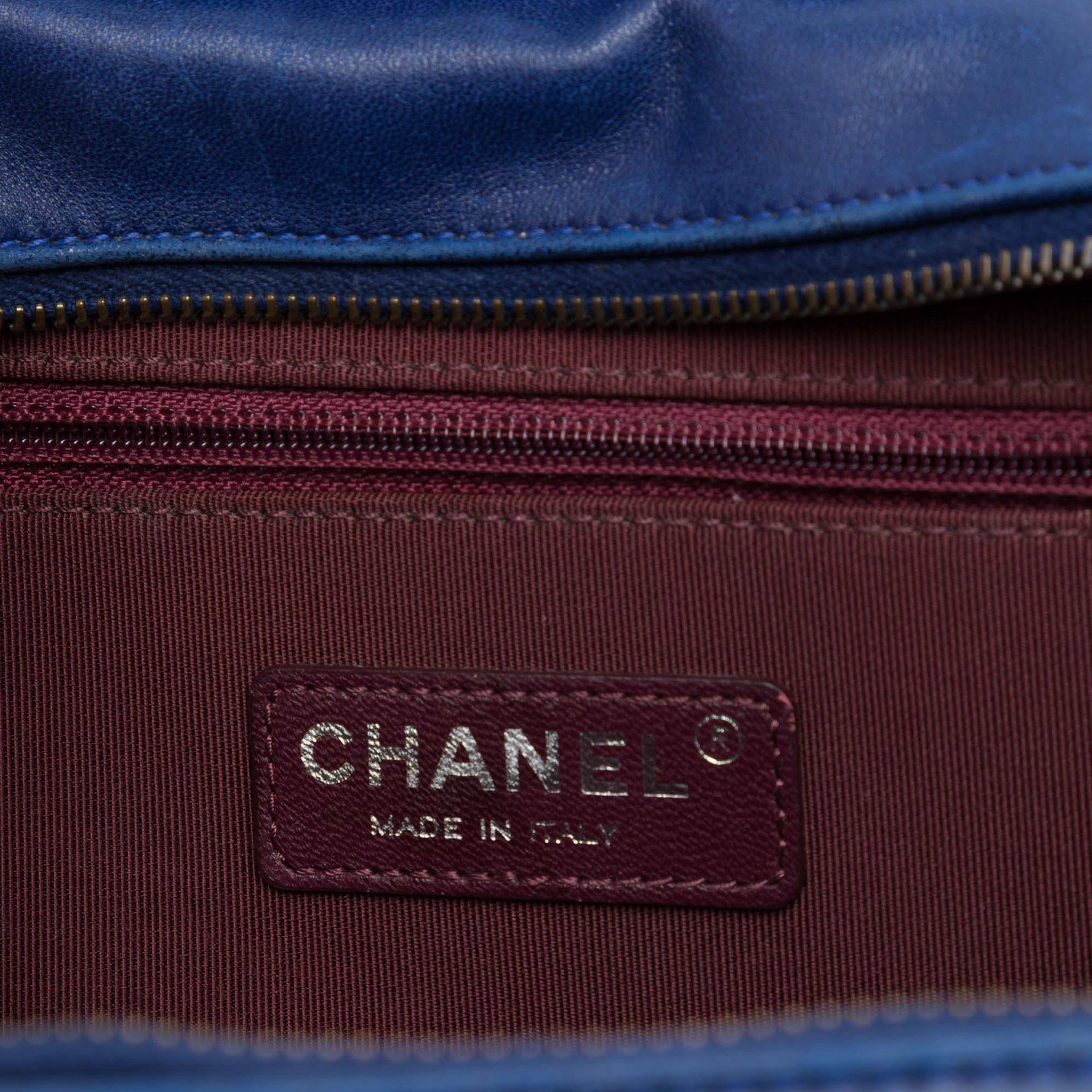 Chanel Small Quilted Lambskin Coco Boy Camera Bag, från Luxclusif, i färgen blå. Klicka för att öppna bilden i stort format