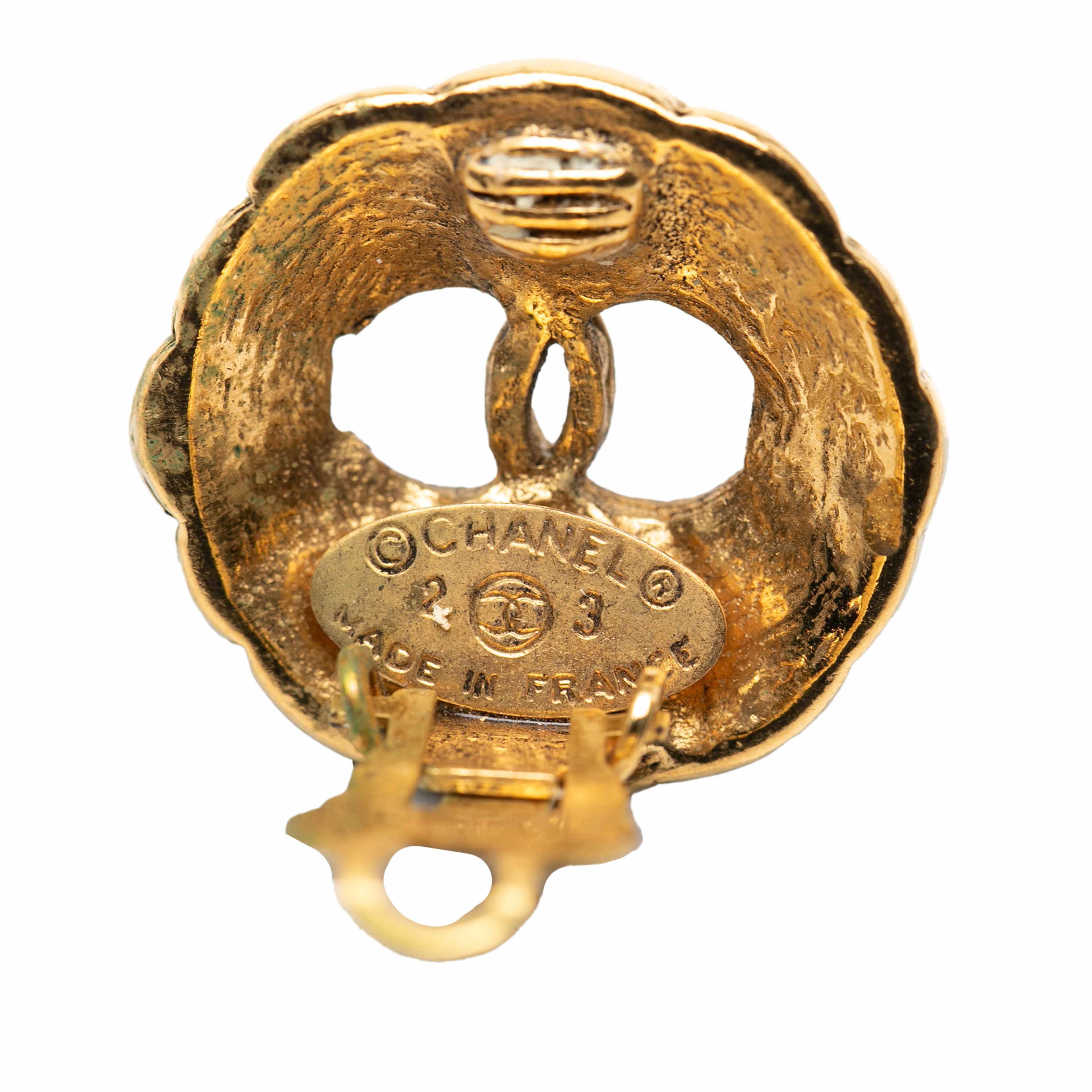 Chanel Cc Gold Plated Round Clip On Earrings, från Luxclusif, i färgen gold. Klicka för att öppna bilden i stort format