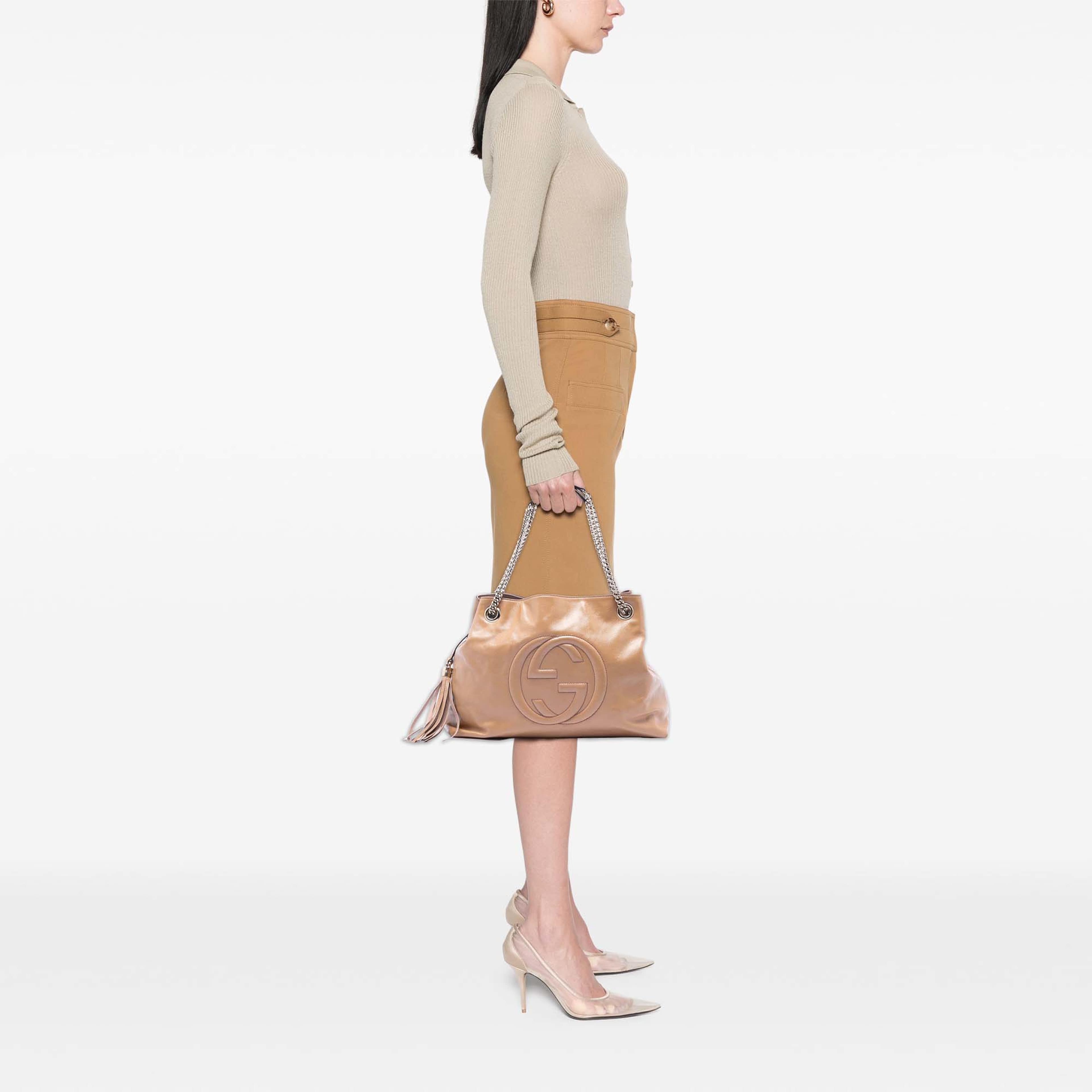 Gucci Medium Patent Soho Chain Tote, från Luxclusif, i färgen brun. Klicka för att öppna bilden i stort format