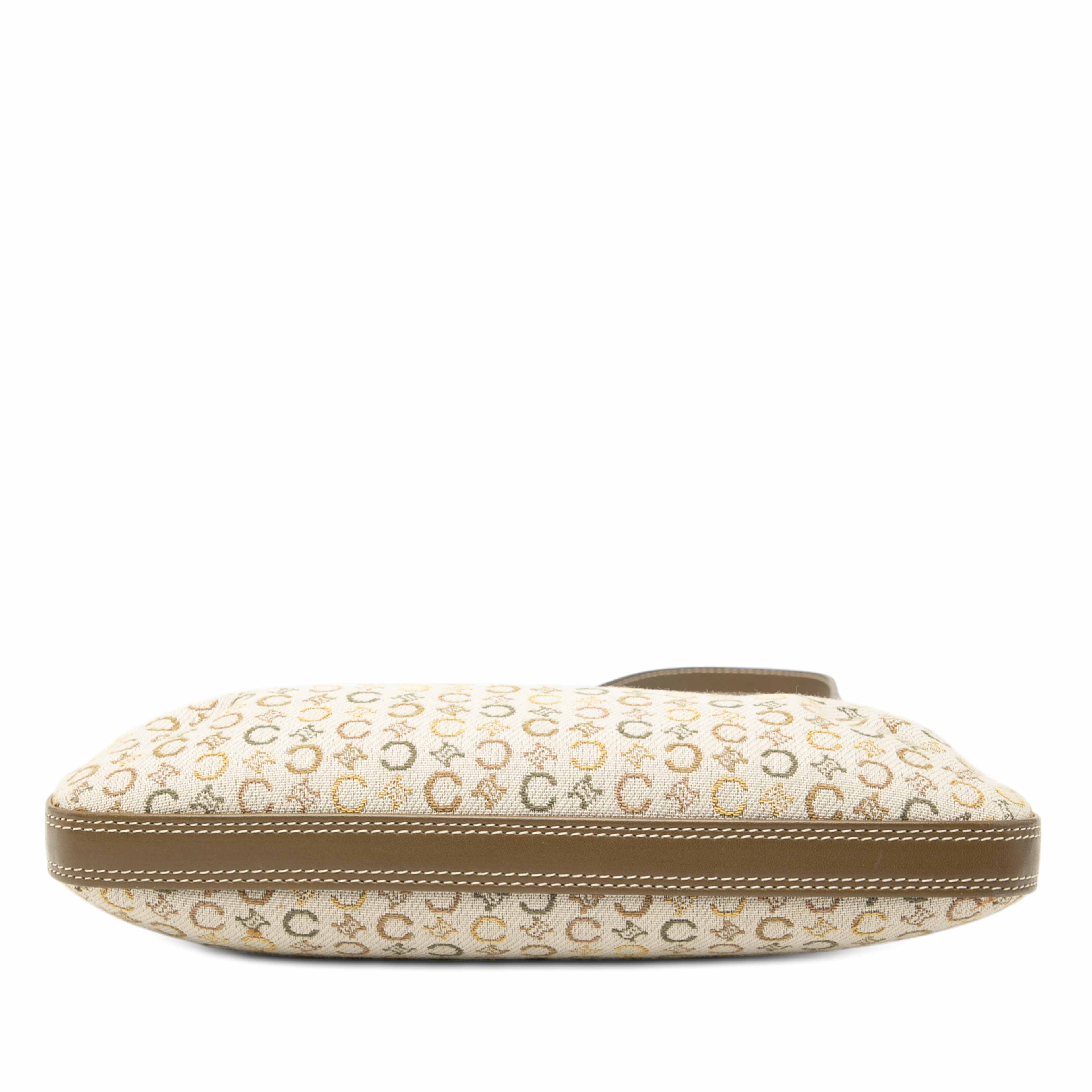 Celine C Macadam Canvas Shoulder Bag, från Luxclusif, i färgen beige. Klicka för att öppna bilden i stort format