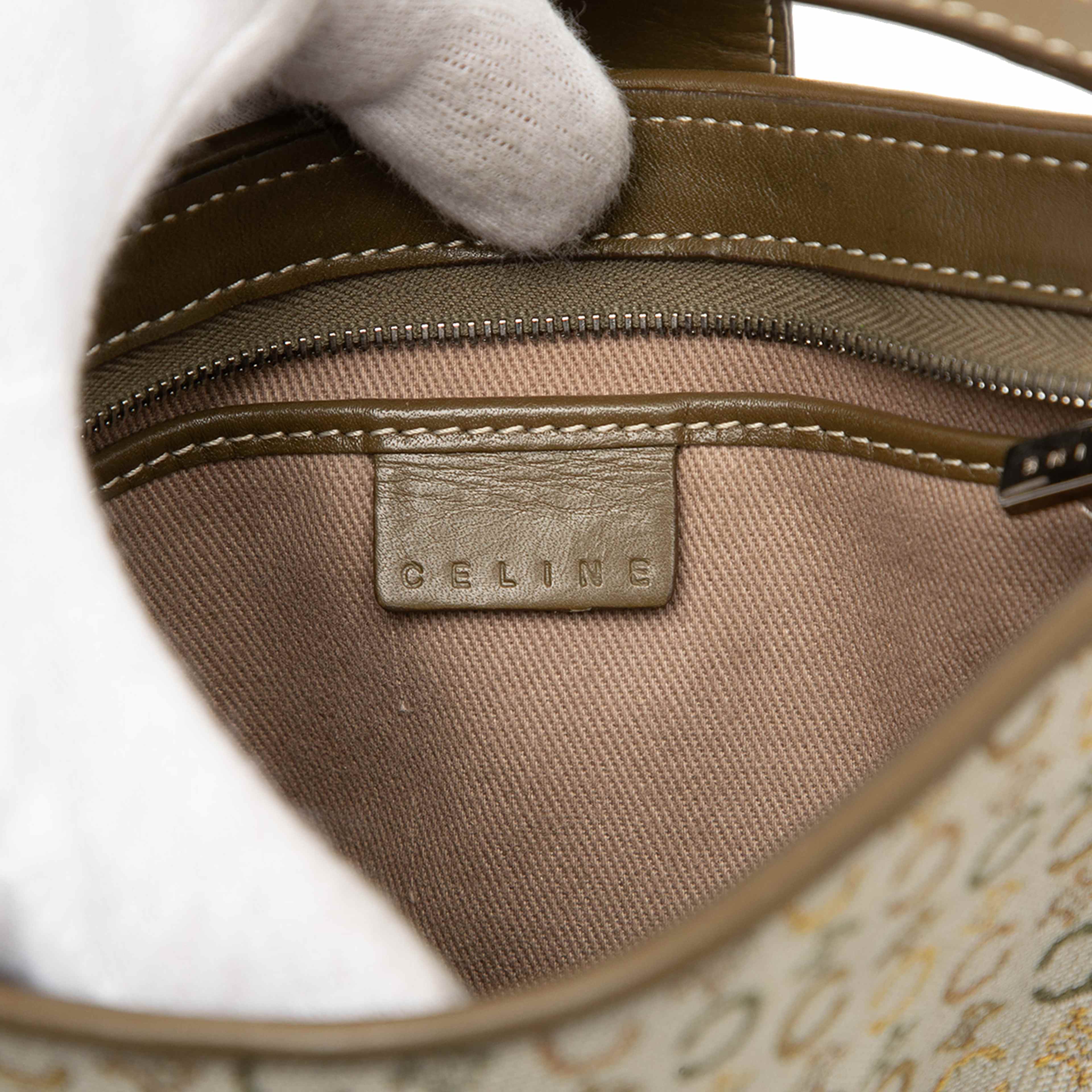 Celine C Macadam Canvas Shoulder Bag, från Luxclusif, i färgen beige. Klicka för att öppna bilden i stort format