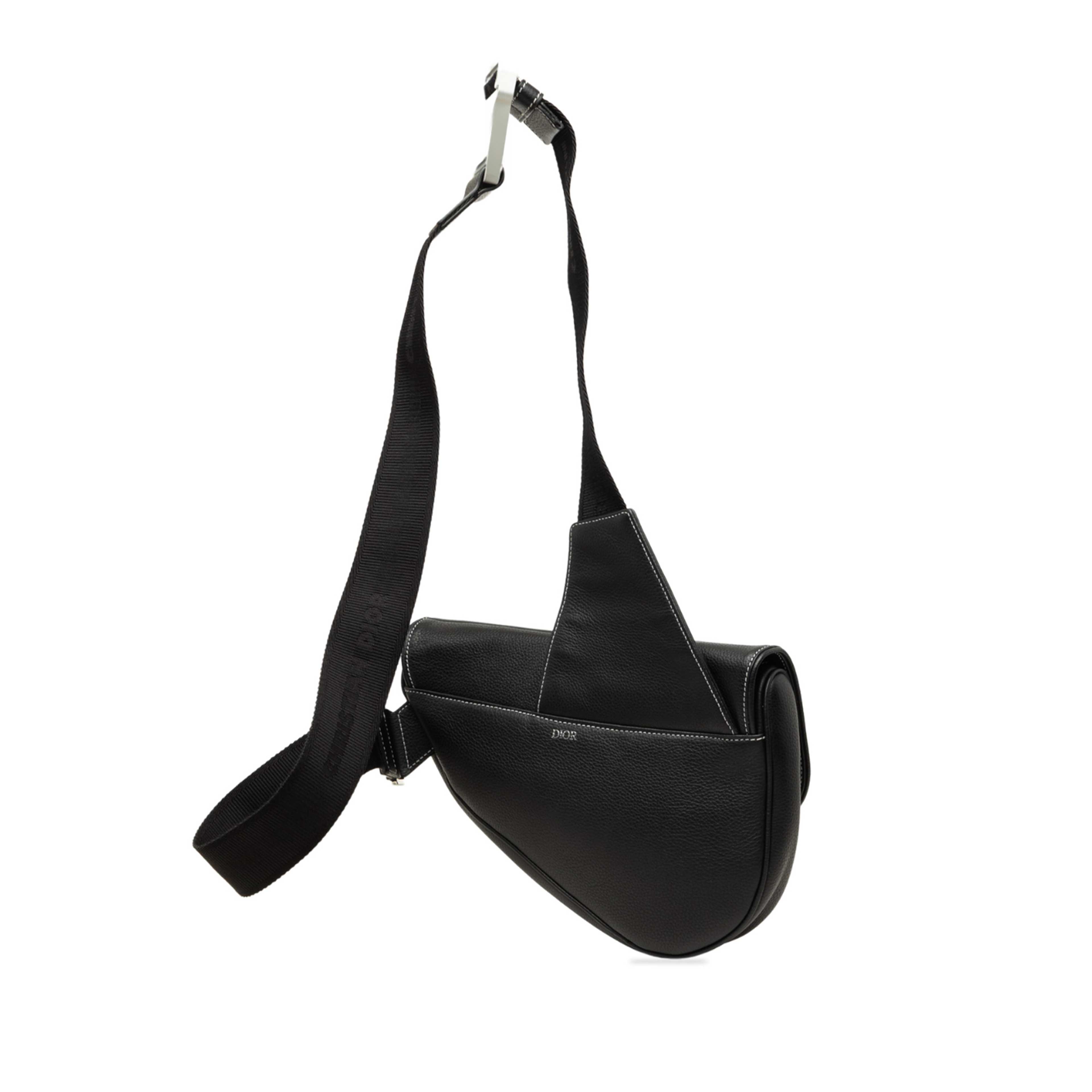 Dior Grained Calfskin Saddle Crossbody, från Luxclusif, i färgen svart. Klicka för att öppna bilden i stort format