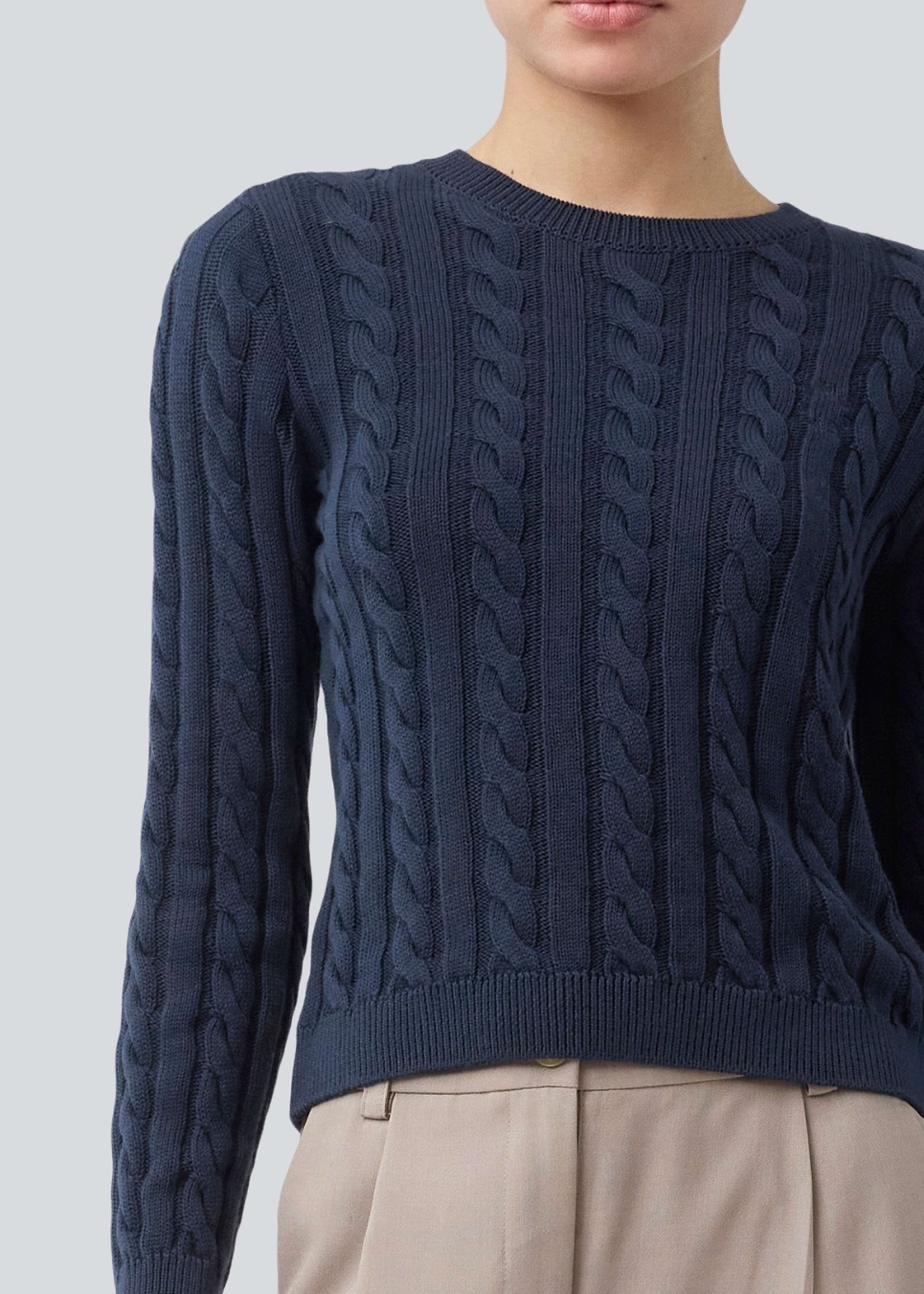 Sabremd O-neck, från Modström, i färgen navy sky. Klicka för att öppna bilden i stort format