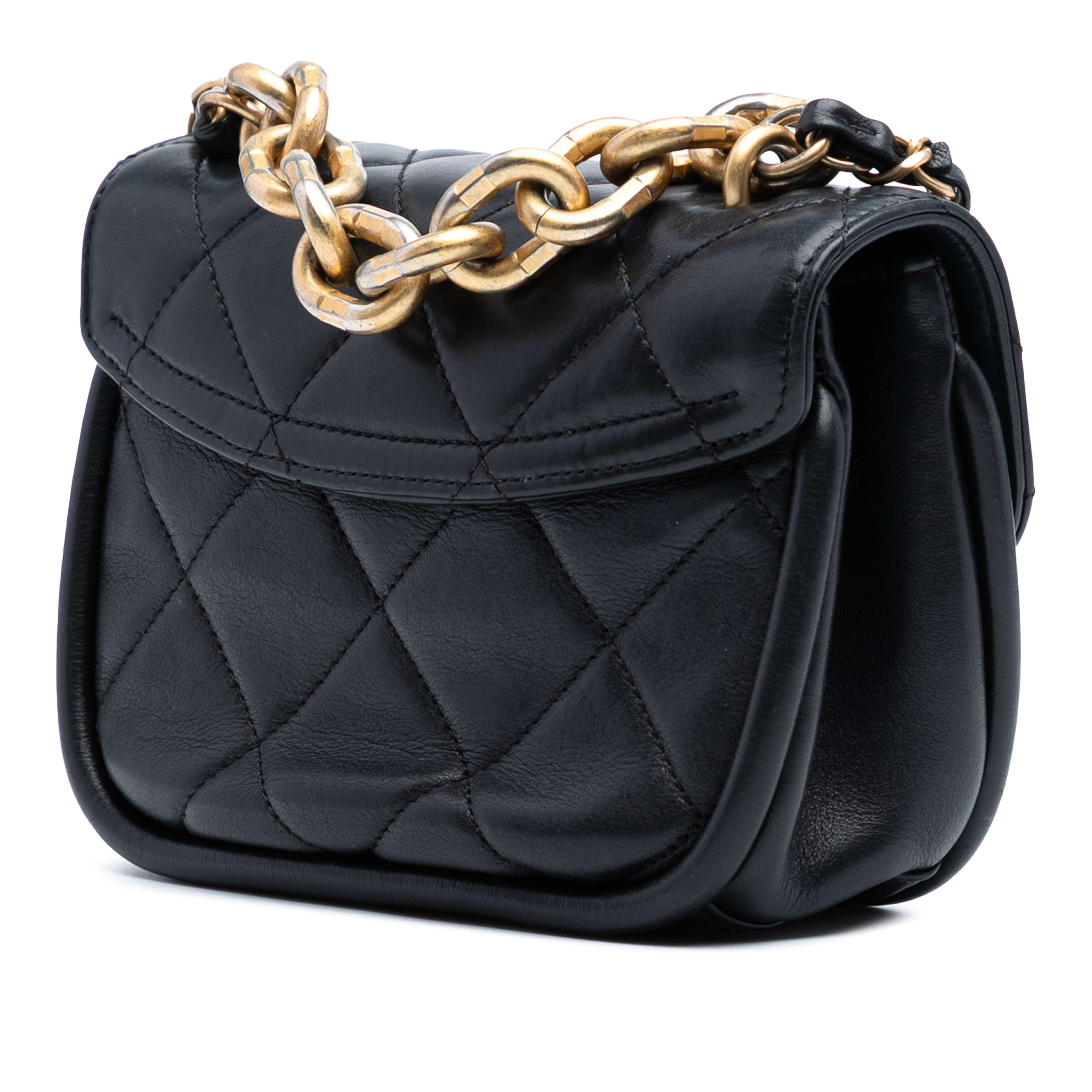 Chanel Mini Quilted Lambskin Chain Top Handle Flap, från Luxclusif, i färgen black. Klicka för att öppna bilden i stort format