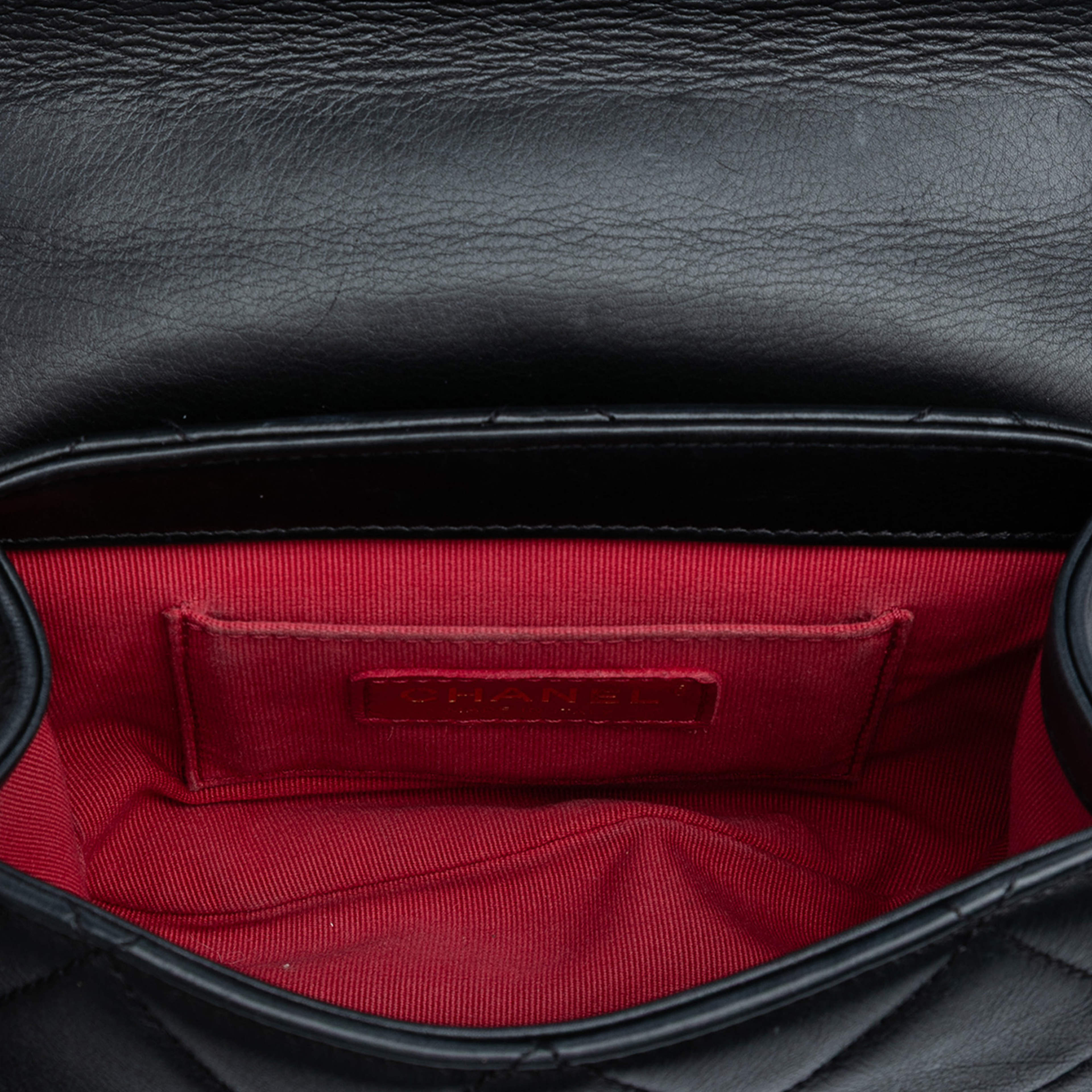 Chanel Mini Quilted Lambskin Chain Top Handle Flap, från Luxclusif, i färgen black. Klicka för att öppna bilden i stort format