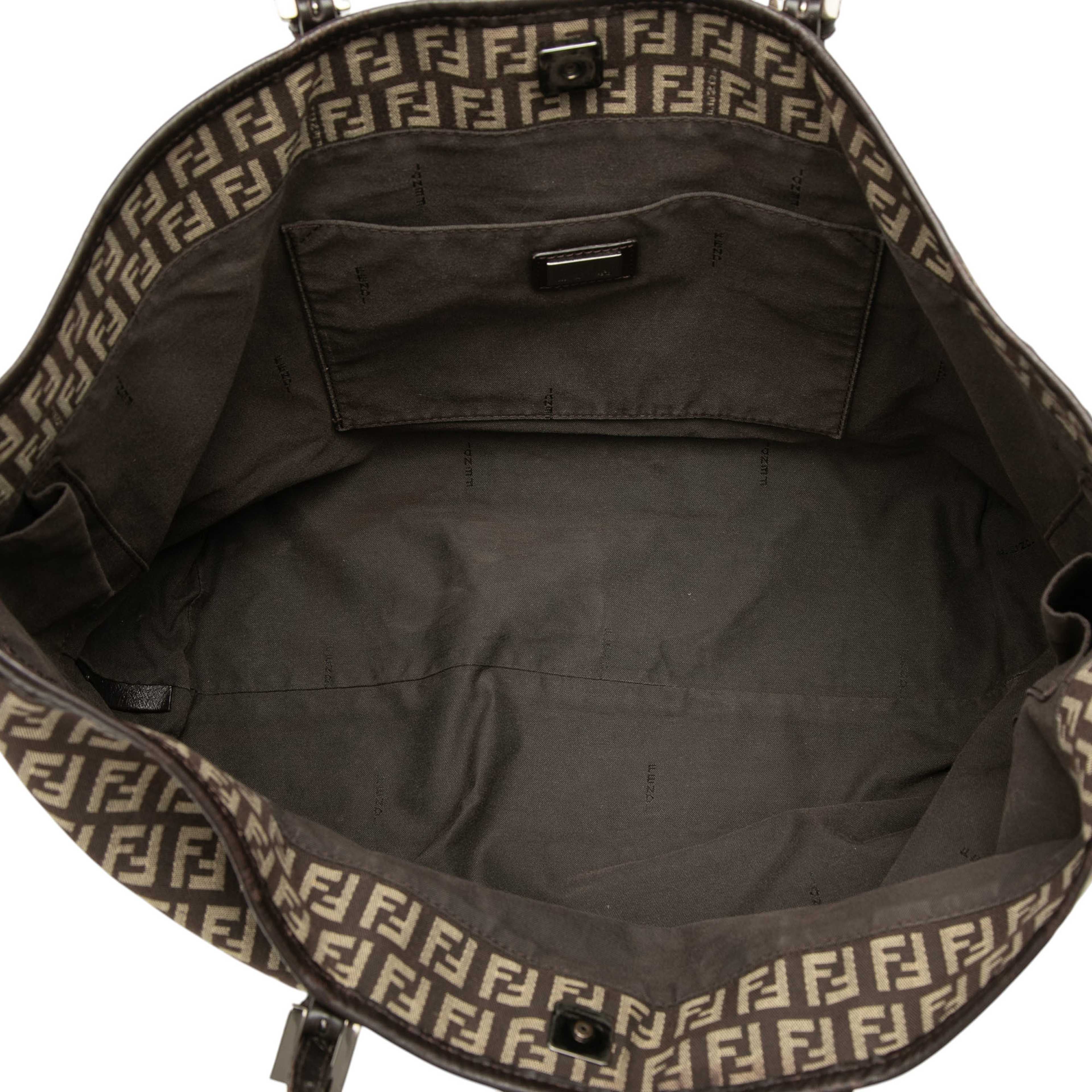 Fendi Zucchino Canvas Tote, från Luxclusif, i färgen brun. Klicka för att öppna bilden i stort format