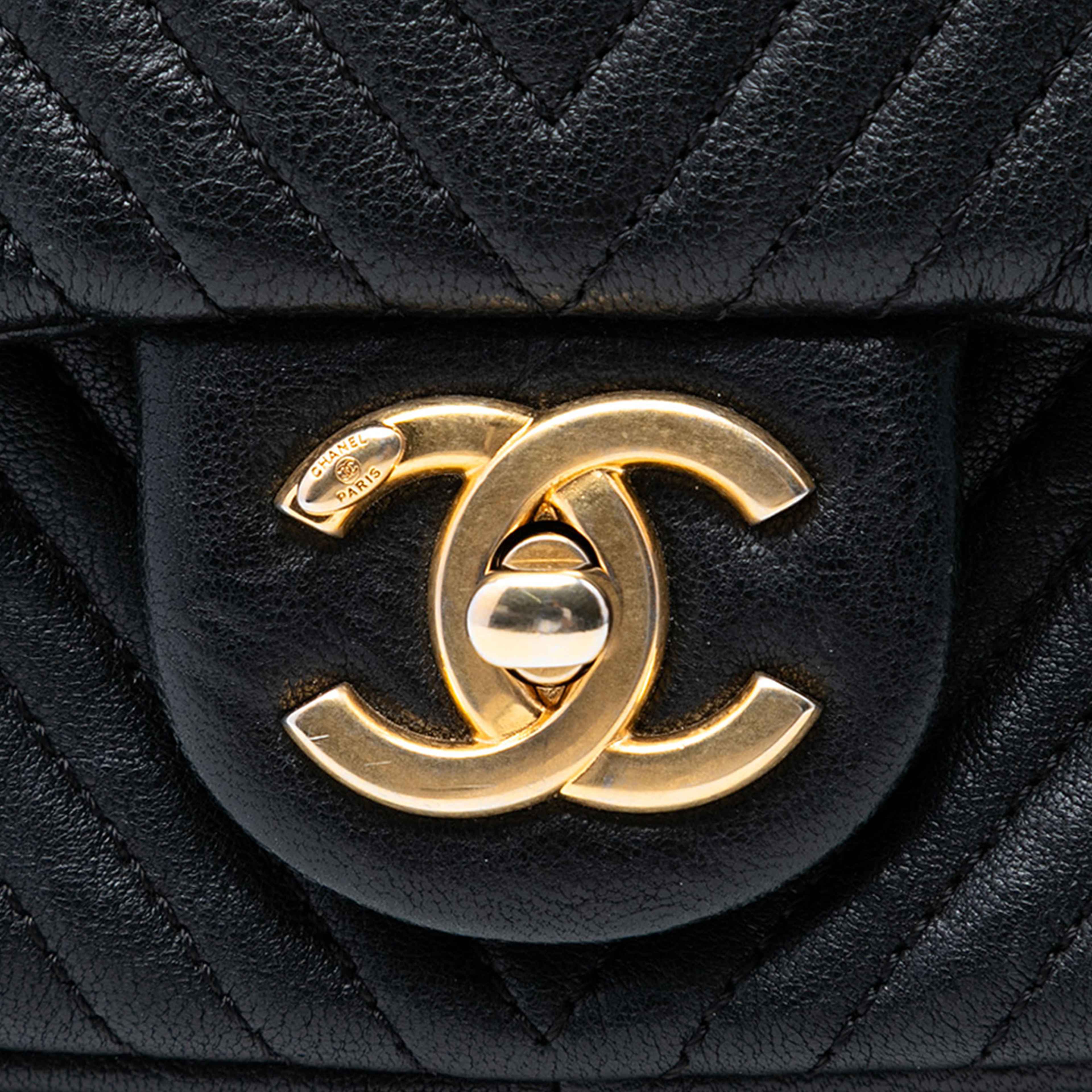 Chanel Small Chevron Wrinkled Calfskin Medallion Charm Surpique Flap, från Luxclusif, i färgen black. Klicka för att öppna bilden i stort format