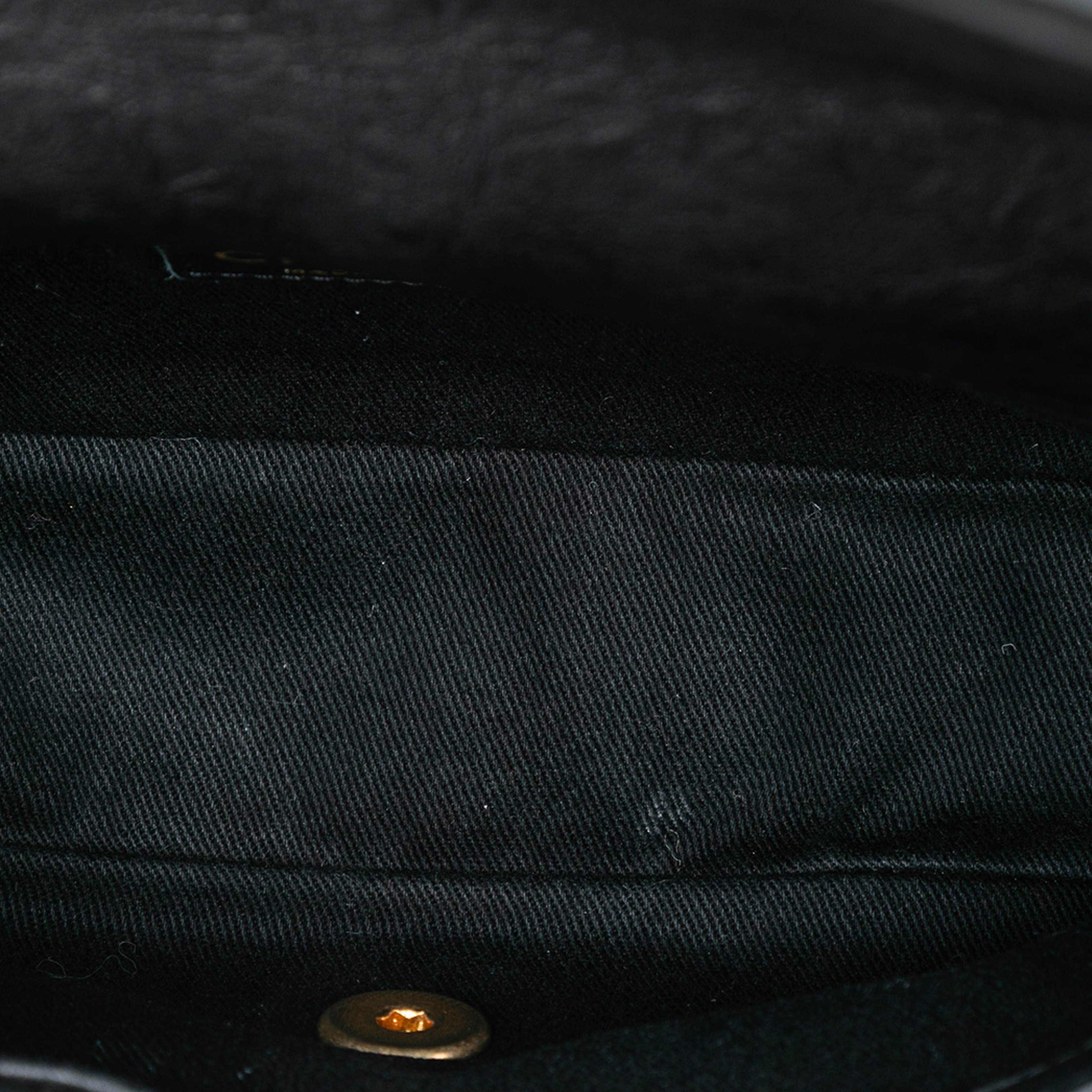 Chanel Small Chevron Wrinkled Calfskin Medallion Charm Surpique Flap, från Luxclusif, i färgen black. Klicka för att öppna bilden i stort format