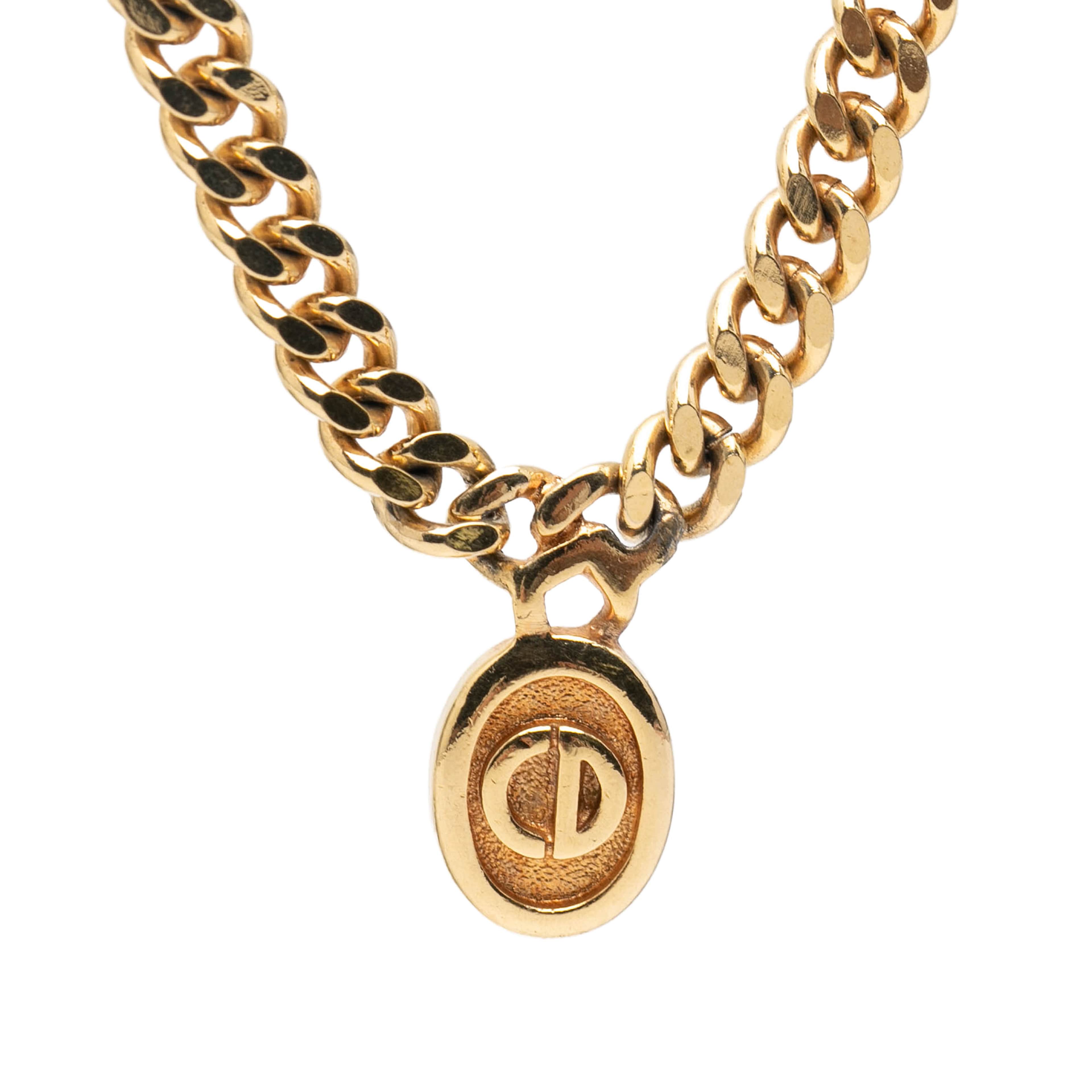 Dior Gold Plated Cd Logo Oval Pendant Necklace, från Luxclusif, i färgen guld. Klicka för att öppna bilden i stort format
