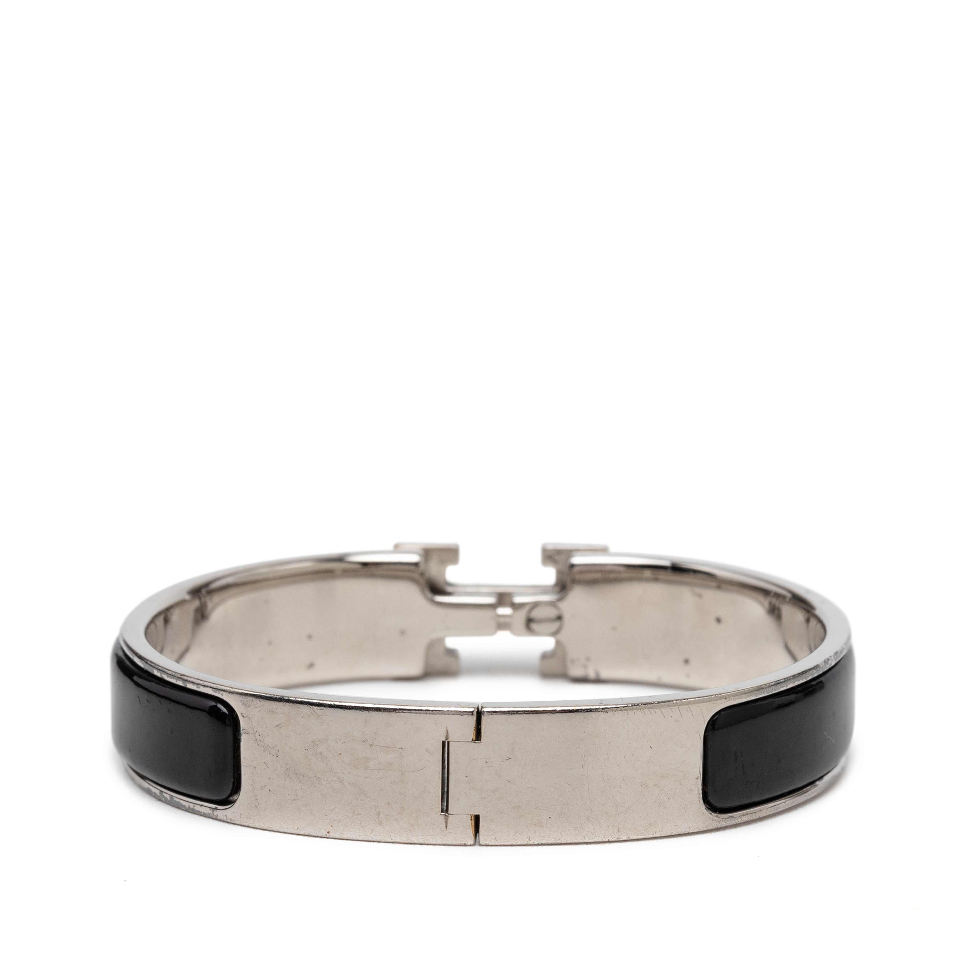 Hermès Narrow Enamel Clic H Bracelet Pm, från Luxclusif, i färgen svart. Klicka för att öppna bilden i stort format