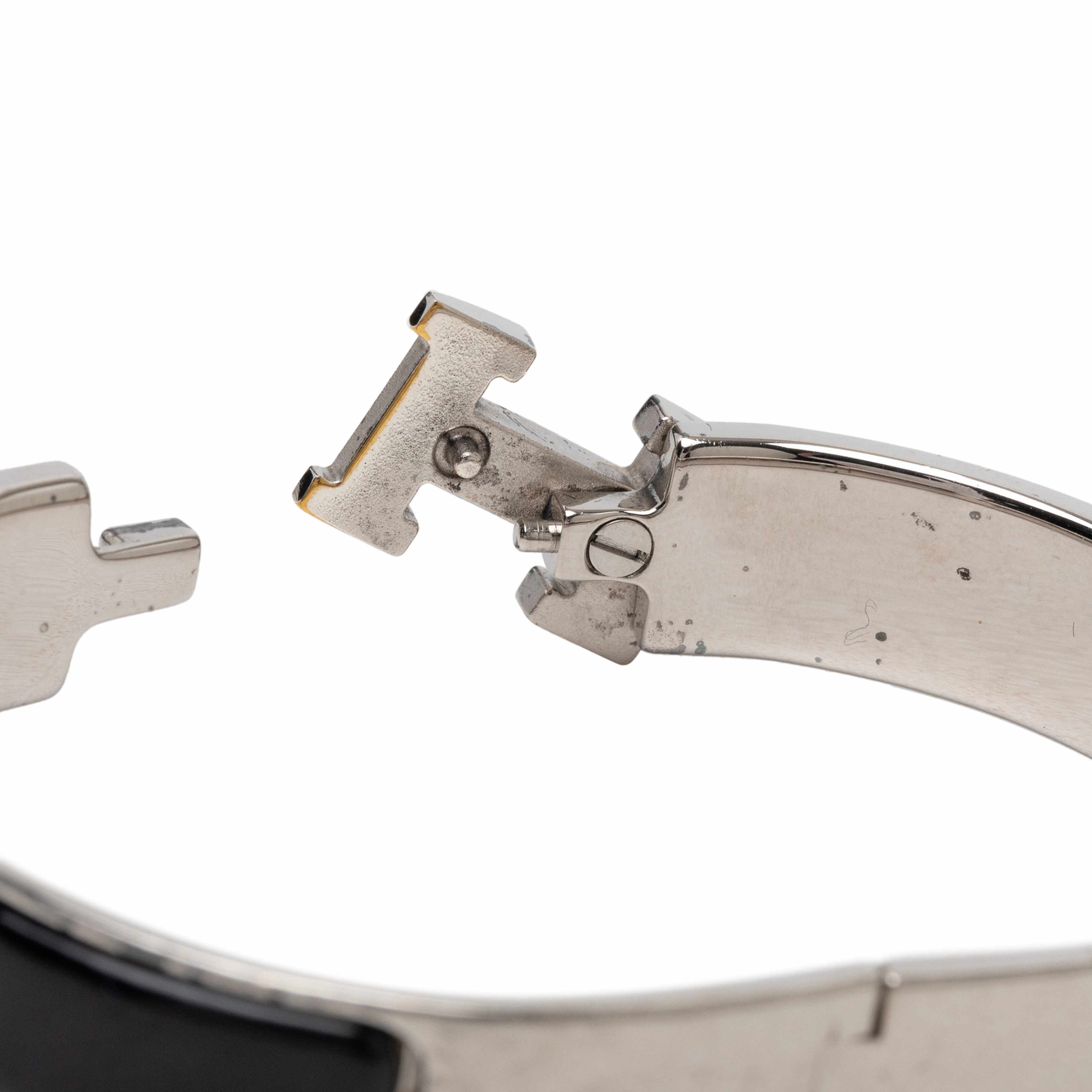 Hermès Narrow Enamel Clic H Bracelet Pm, från Luxclusif, i färgen svart. Klicka för att öppna bilden i stort format