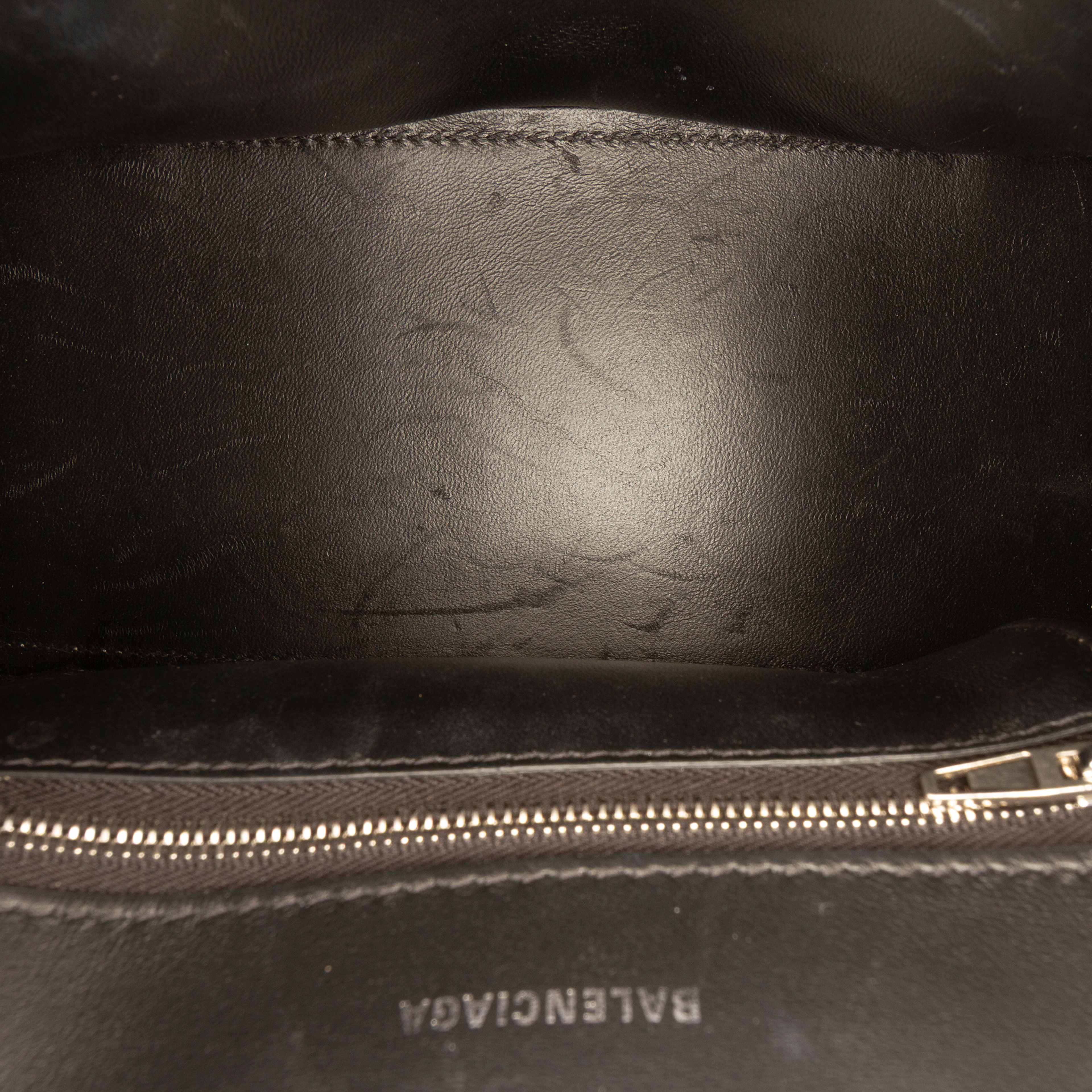 Balenciaga Small Smooth Calfskin Sprayed Polka Dot Hourglass Satchel, från Luxclusif, i färgen white. Klicka för att öppna bilden i stort format