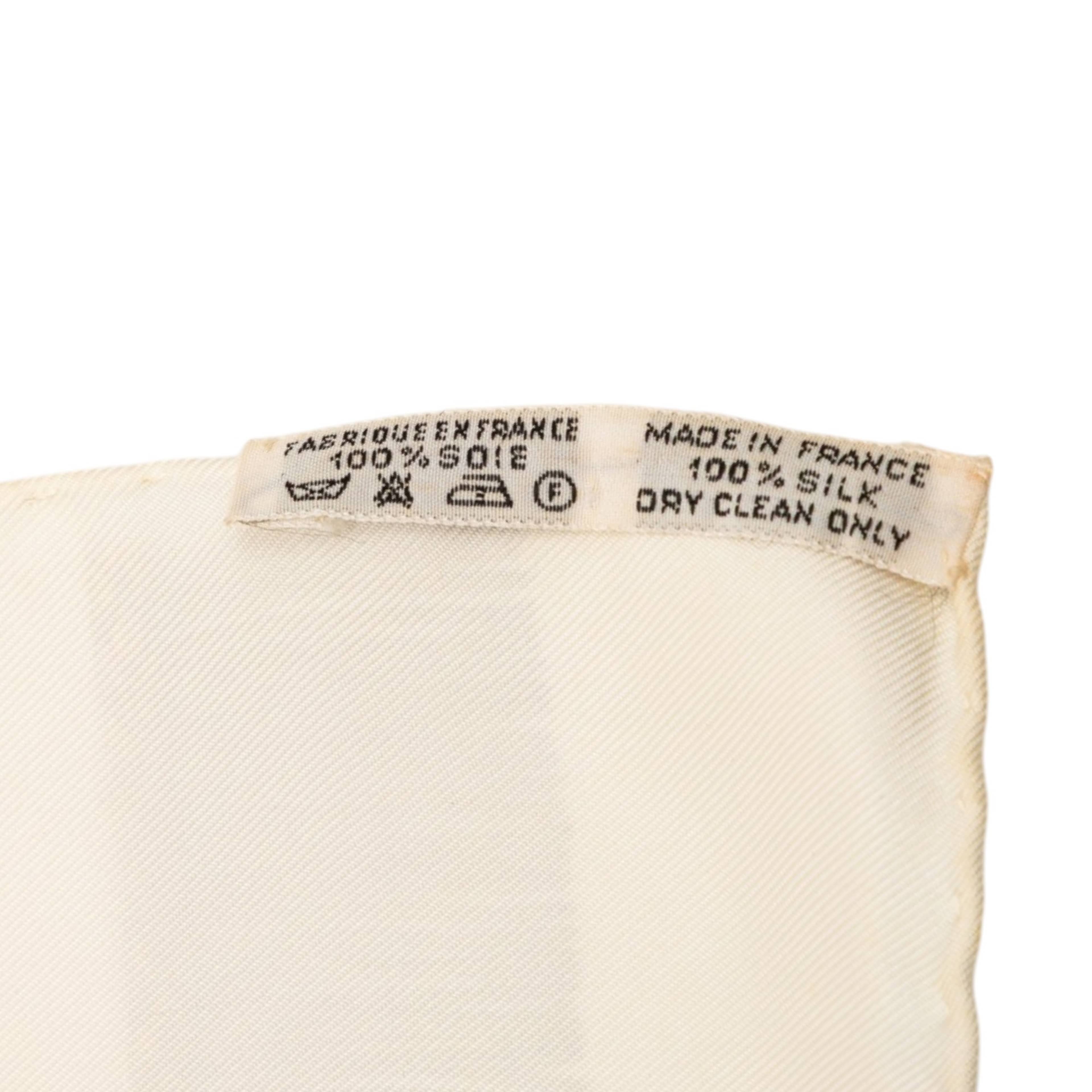 Hermès Poste Et Cavalerie Silk Scarf 90, från Luxclusif, i färgen off white. Klicka för att öppna bilden i stort format