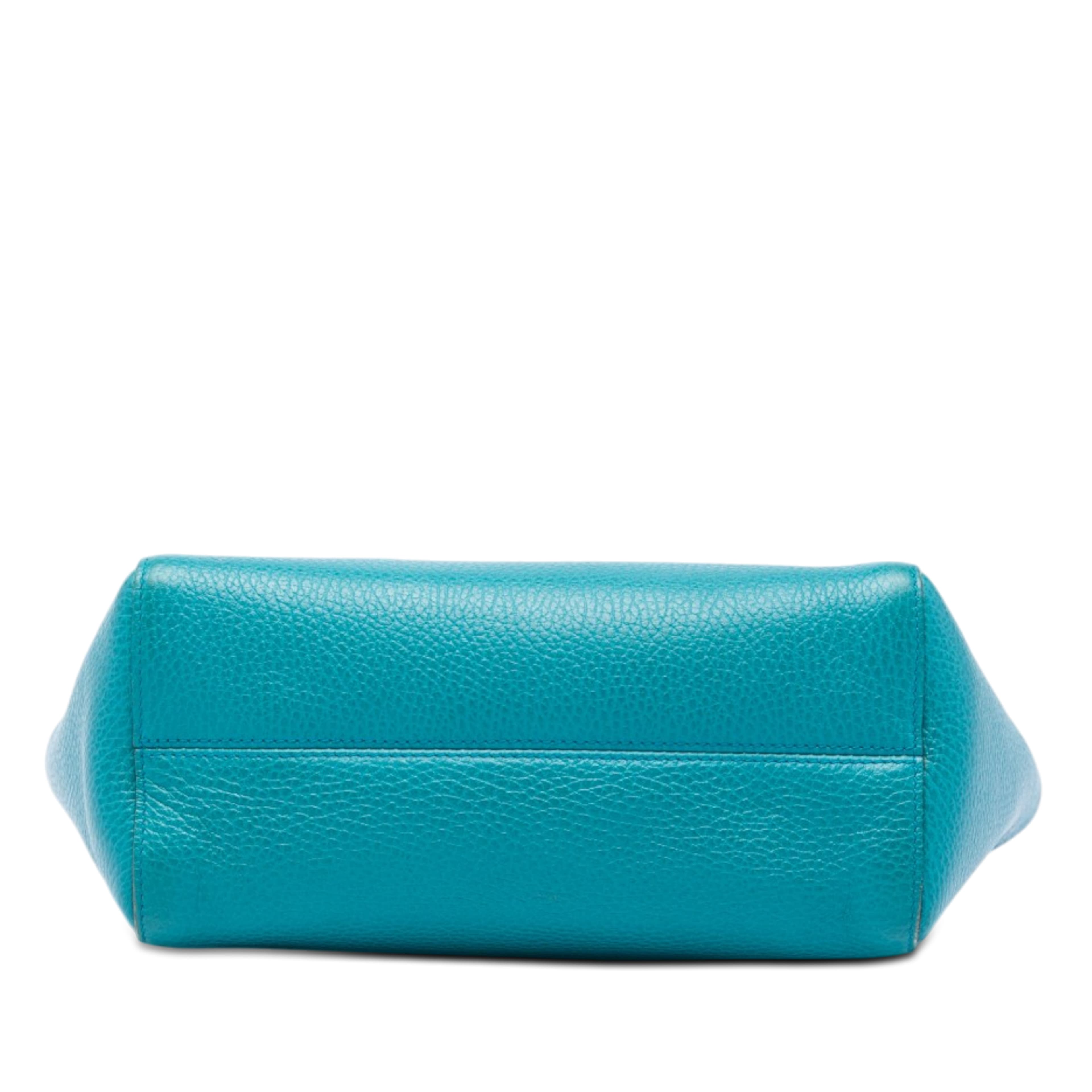 Gucci Mini Calfskin Swing Handbag, från Luxclusif, i färgen blå. Klicka för att öppna bilden i stort format