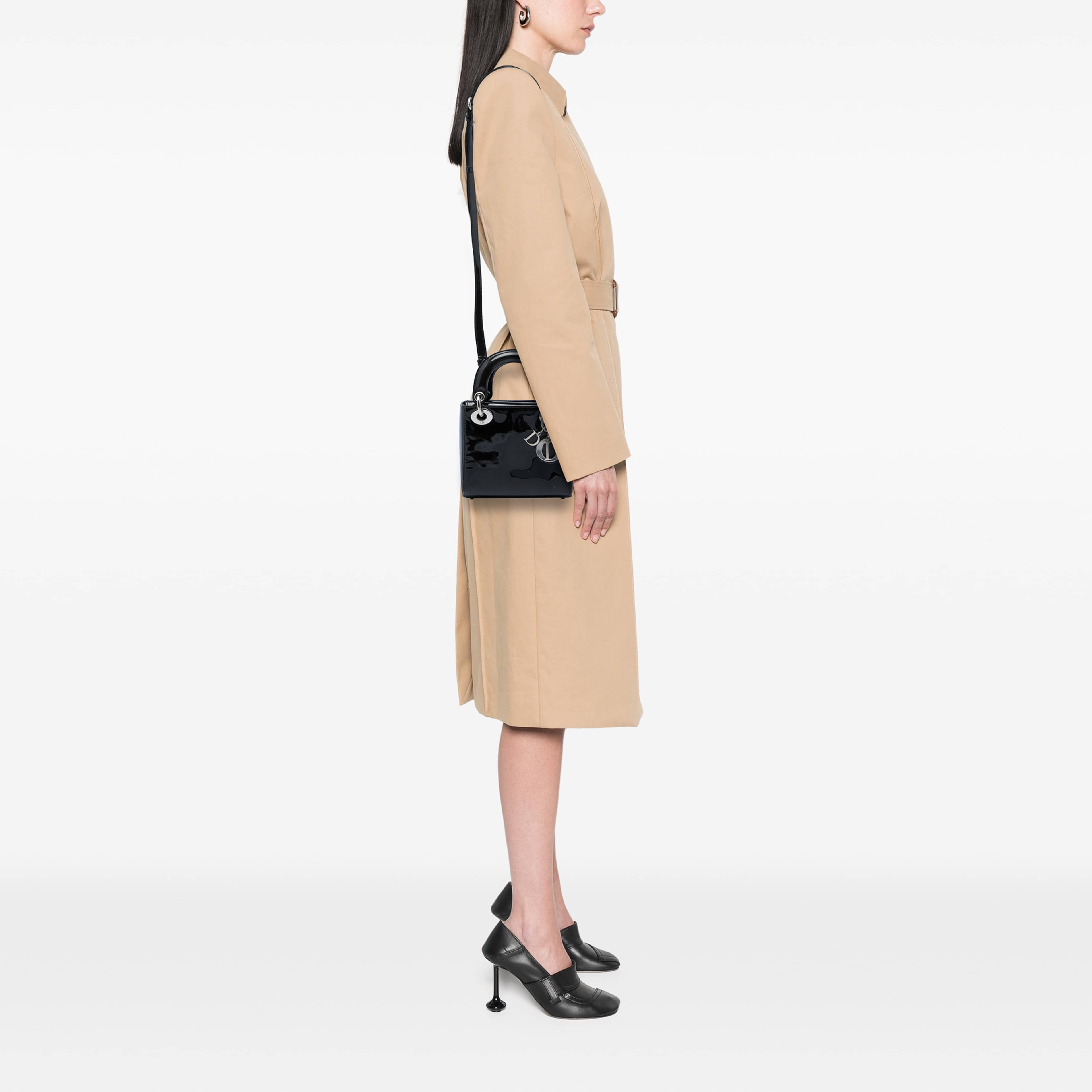 Dior Mini Patent Lady Dior, från Luxclusif, i färgen svart. Klicka för att öppna bilden i stort format