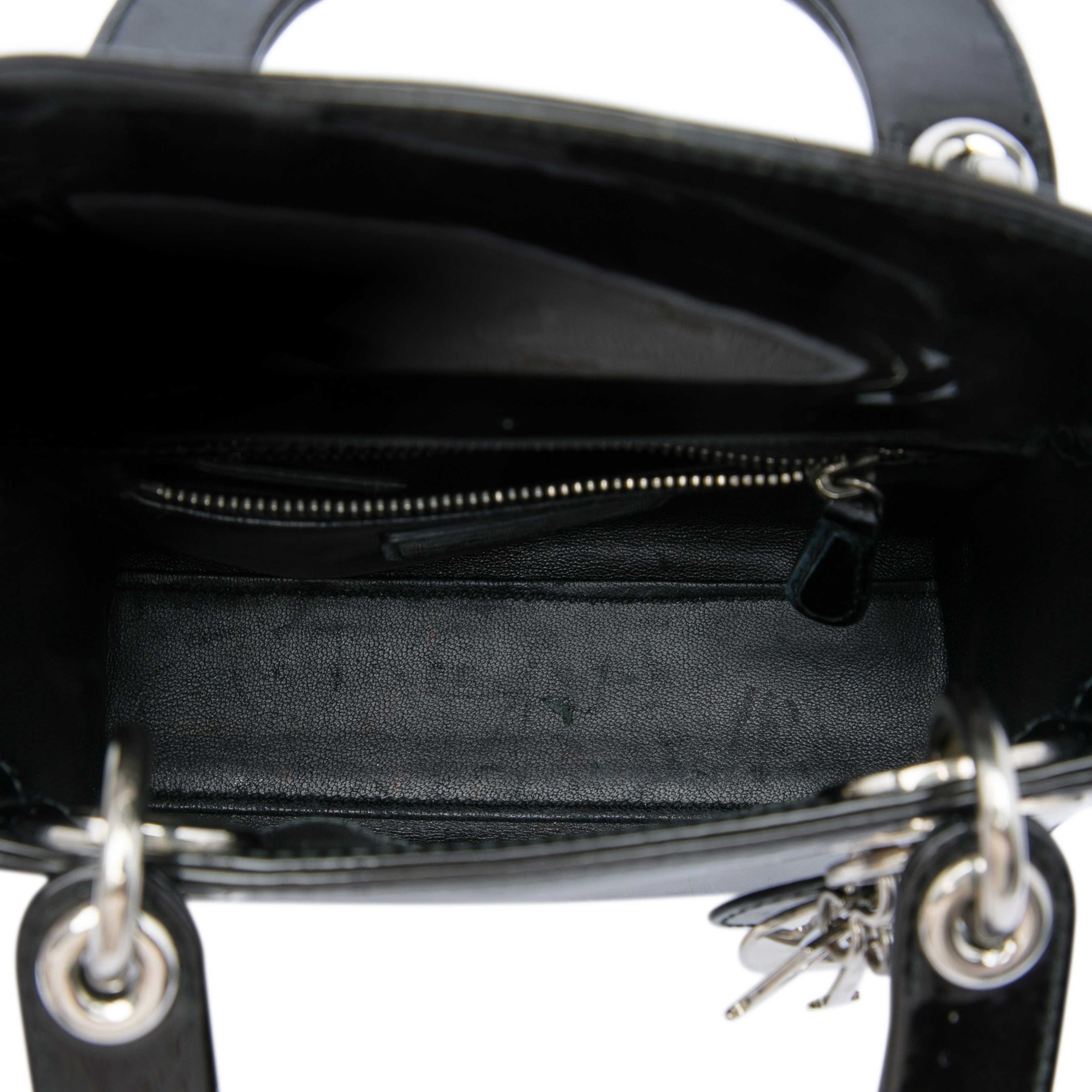 Dior Mini Patent Lady Dior, från Luxclusif, i färgen svart. Klicka för att öppna bilden i stort format