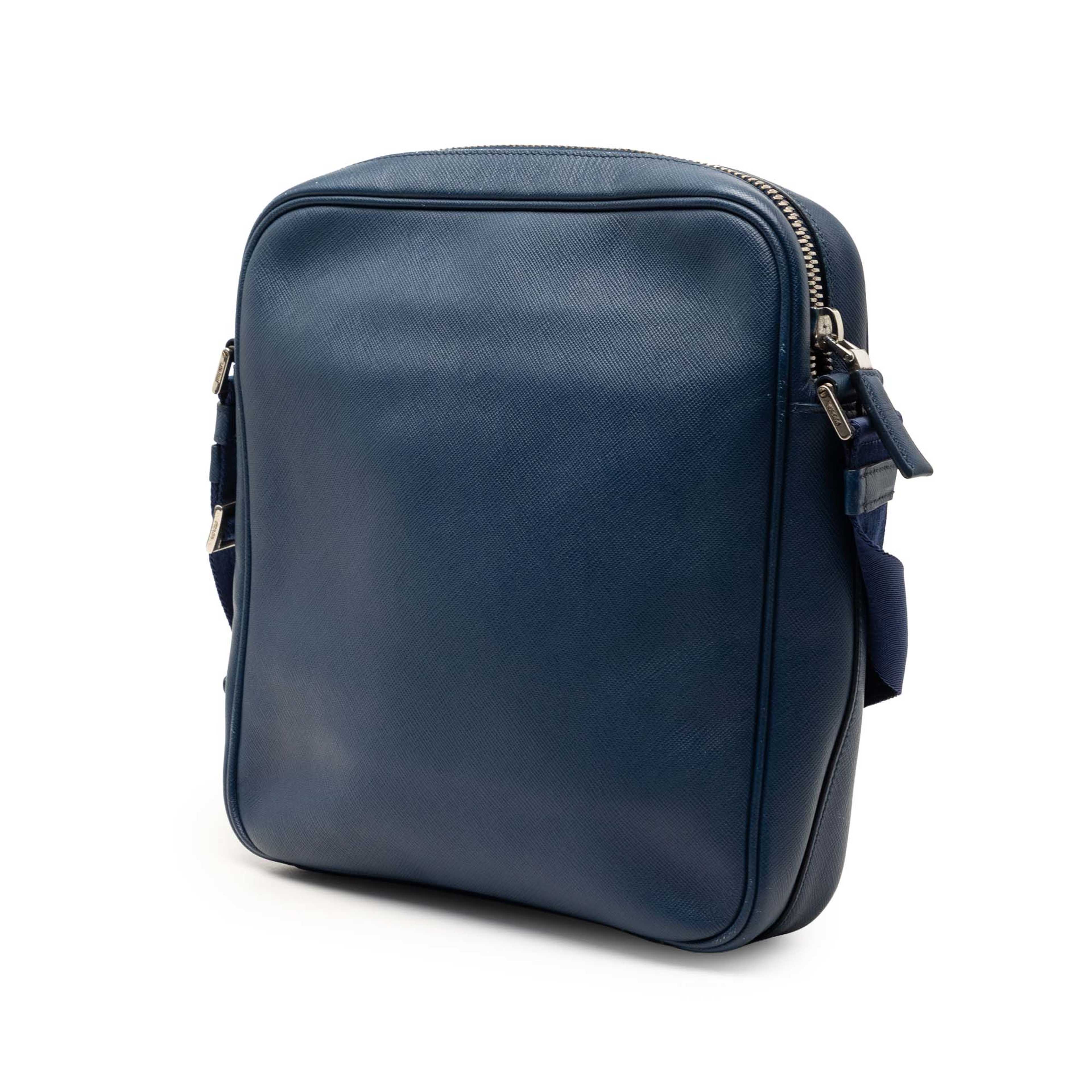 Prada Saffiano Crossbody, från Luxclusif, i färgen blue. Klicka för att öppna bilden i stort format