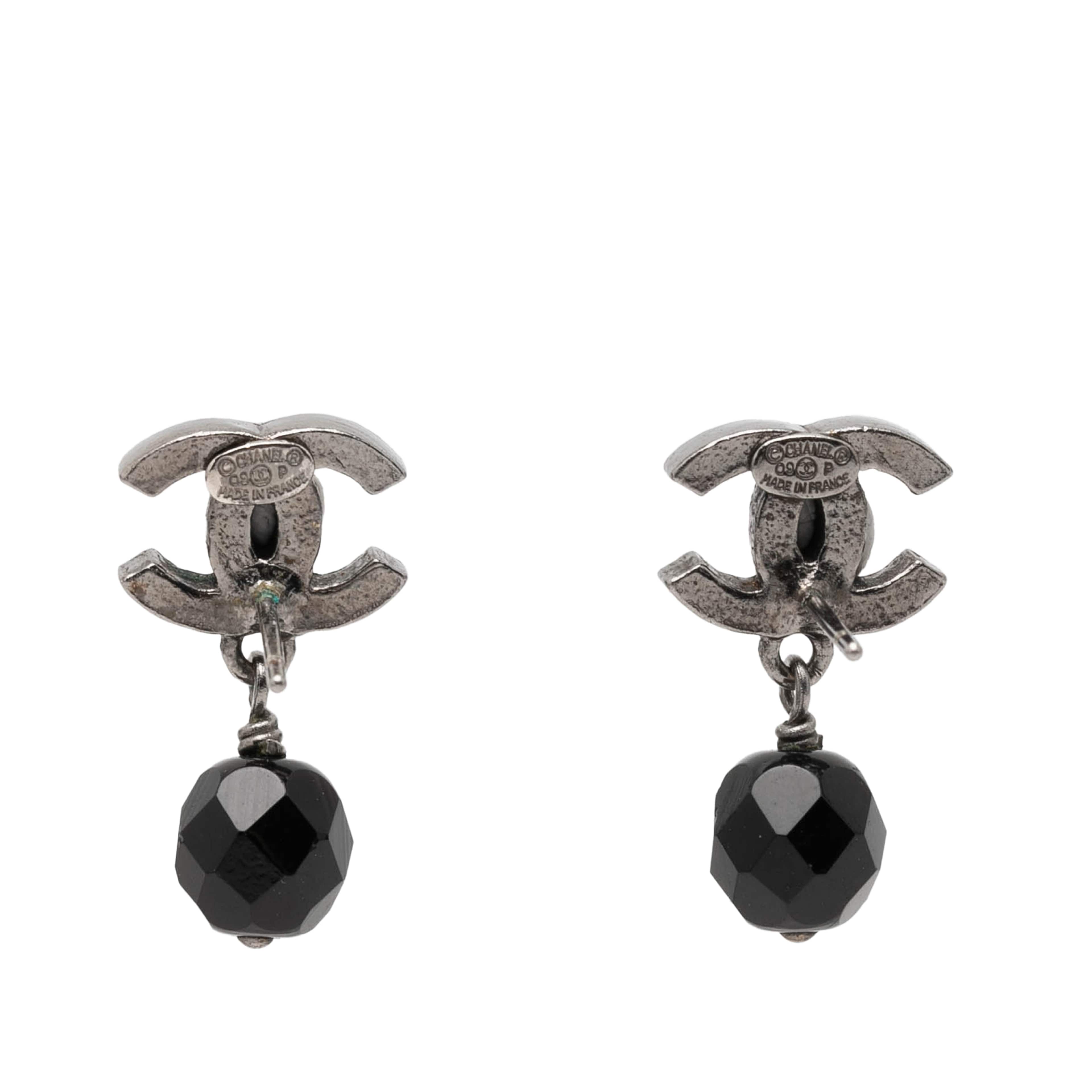 Chanel Cc Brass Beaded Swing Push Back Earrings, från Luxclusif, i färgen silver. Klicka för att öppna bilden i stort format