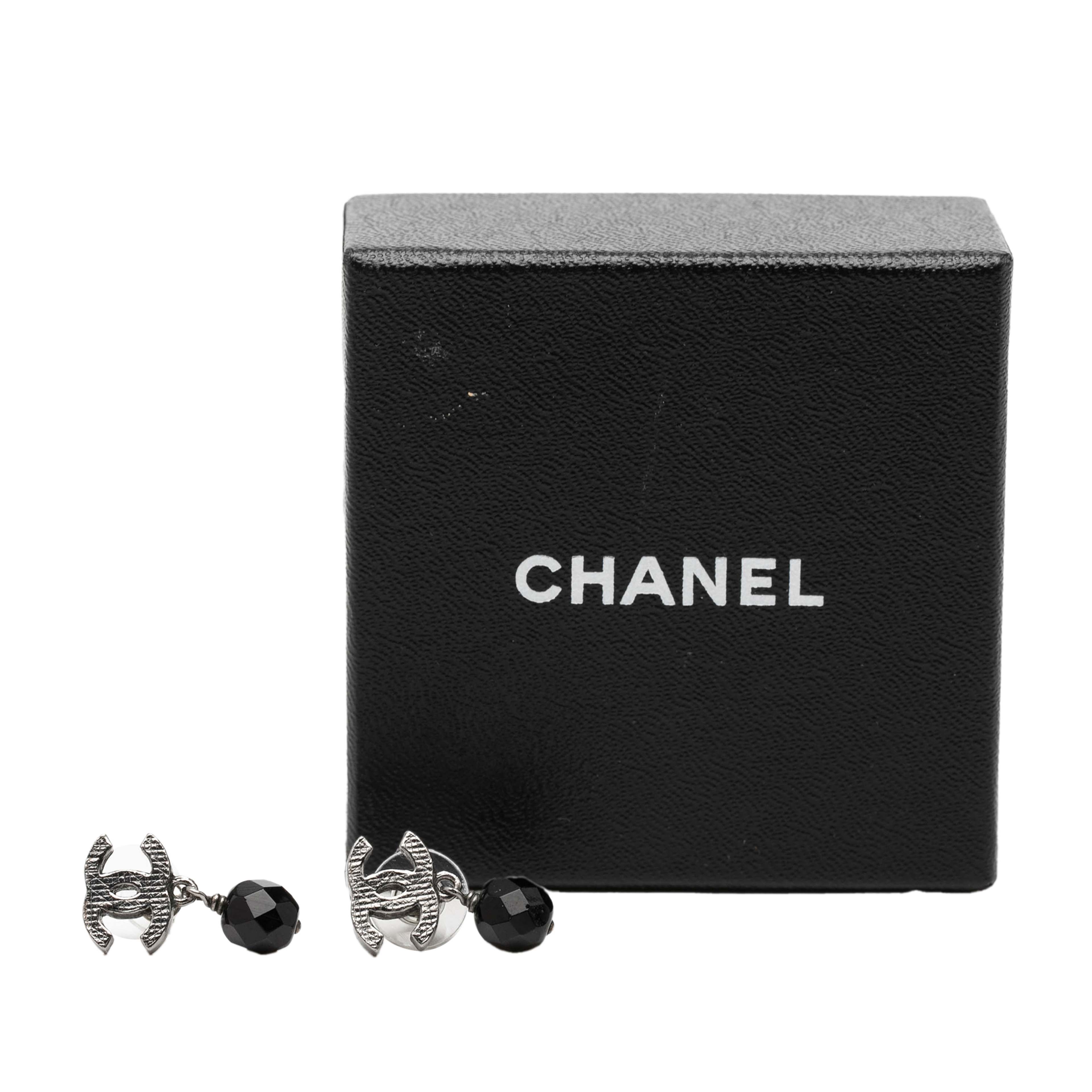 Chanel Cc Brass Beaded Swing Push Back Earrings, från Luxclusif, i färgen silver. Klicka för att öppna bilden i stort format
