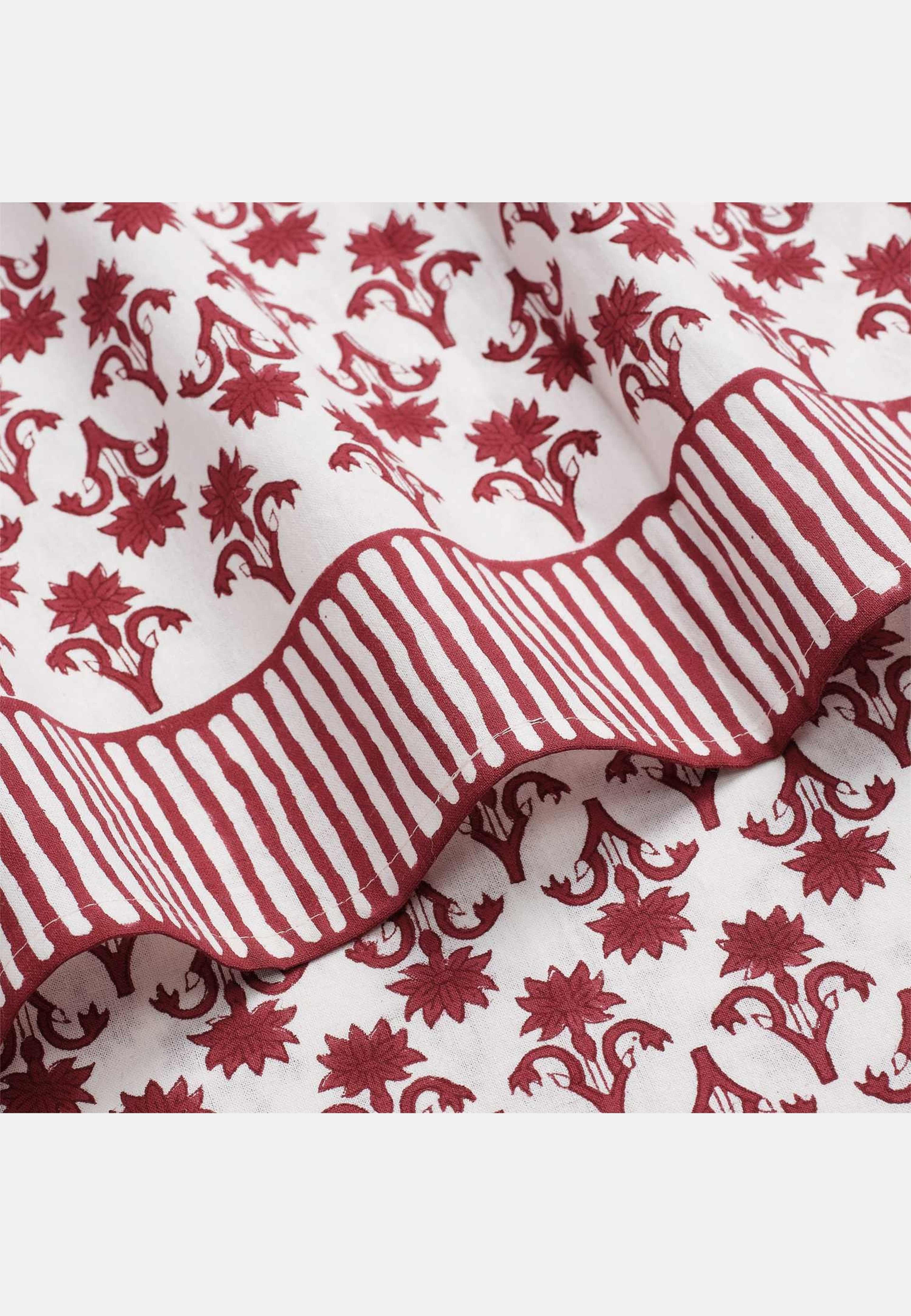 Lily Bordsduk - 150x350 Cm, från Pick A Poppy, i färgen burgundy. Klicka för att öppna bilden i stort format