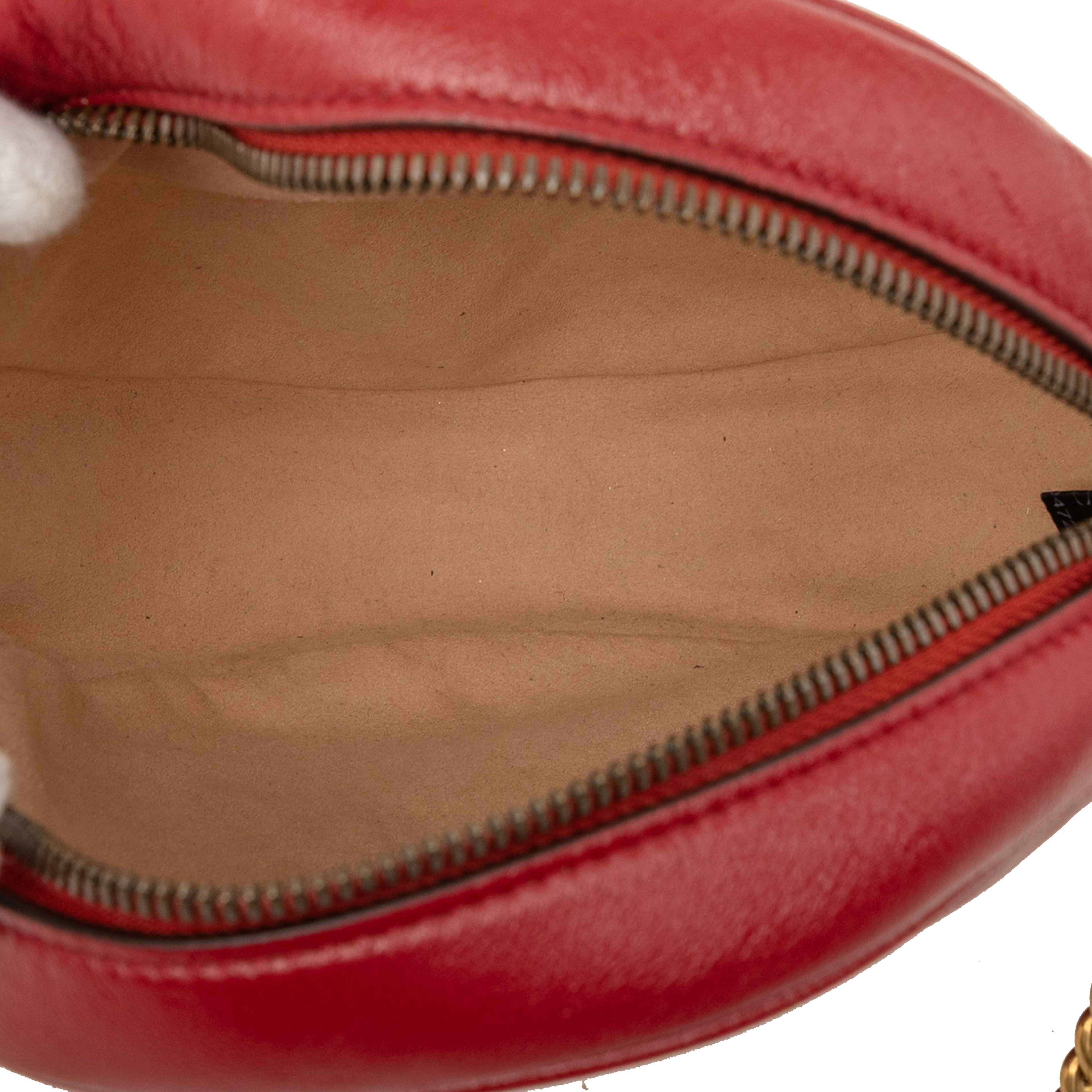 Gucci Mini Gg Marmont Matelasse Leather Round Crossbody, från Luxclusif, i färgen röd. Klicka för att öppna bilden i stort format