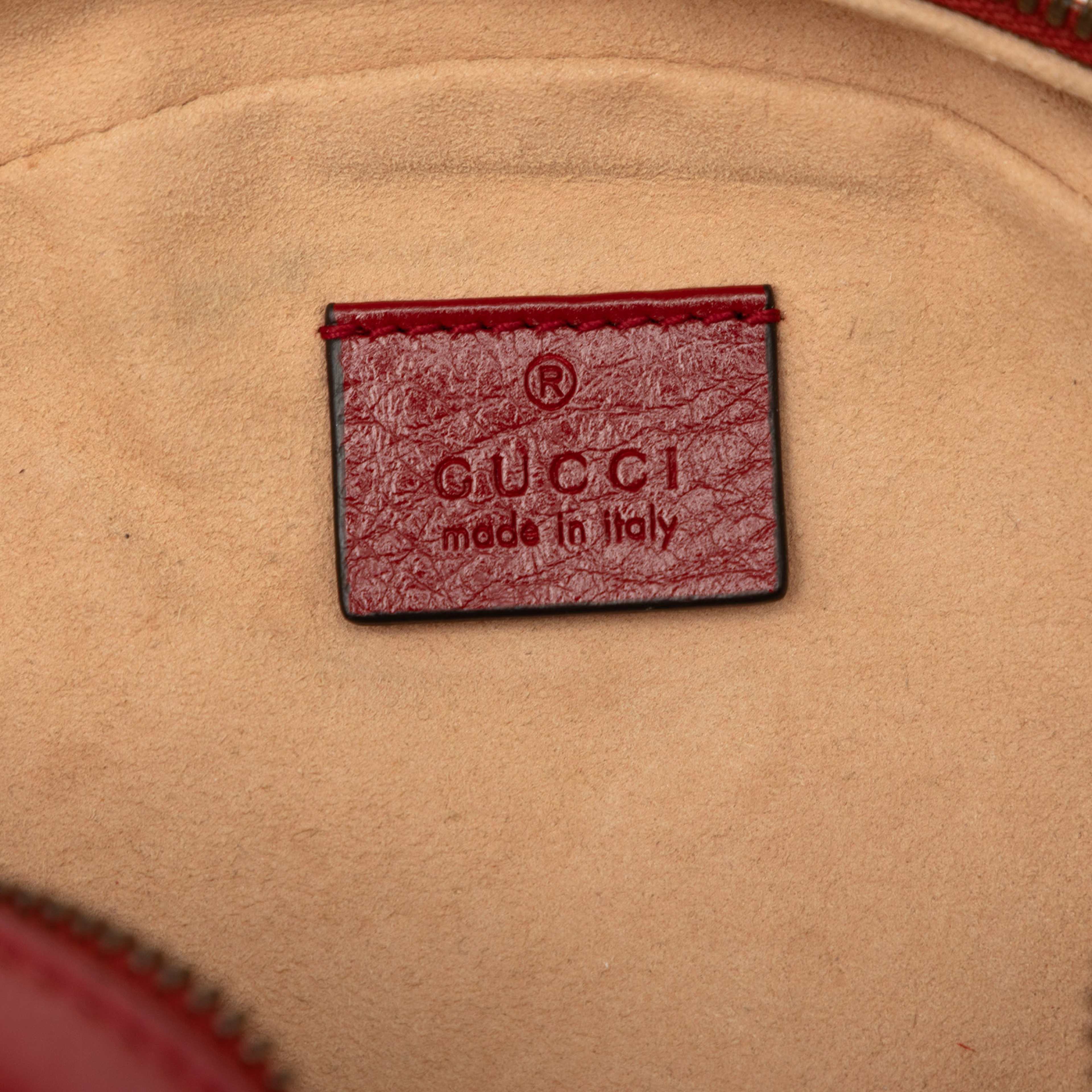 Gucci Mini Gg Marmont Matelasse Leather Round Crossbody, från Luxclusif, i färgen röd. Klicka för att öppna bilden i stort format